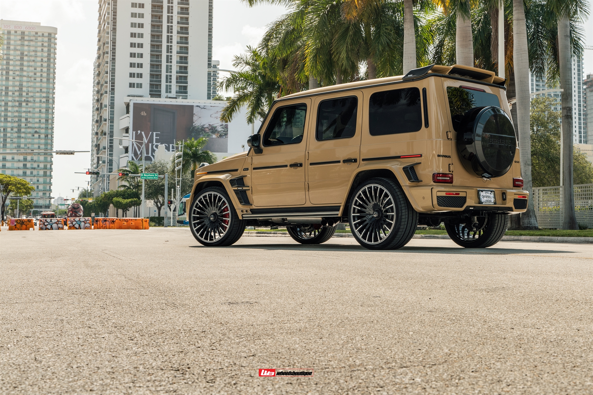 Download this stock image: Luxury car in gold paint, Mercedes Benz W463, G- Class, Brabus G850 6.0 Widestar, parked in fro…