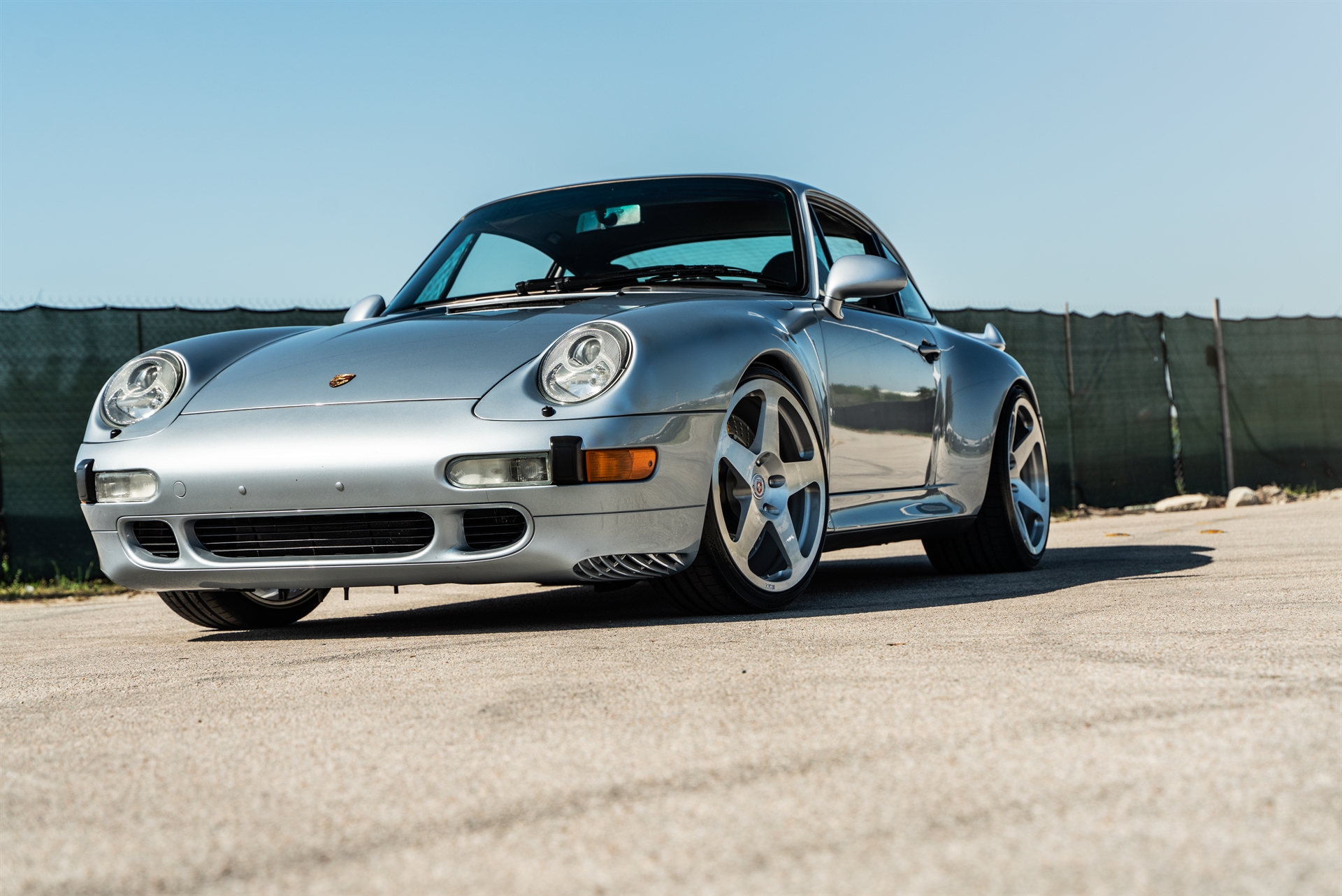 Porsche 993 Turbo  – Polar Silver on HRE 305M