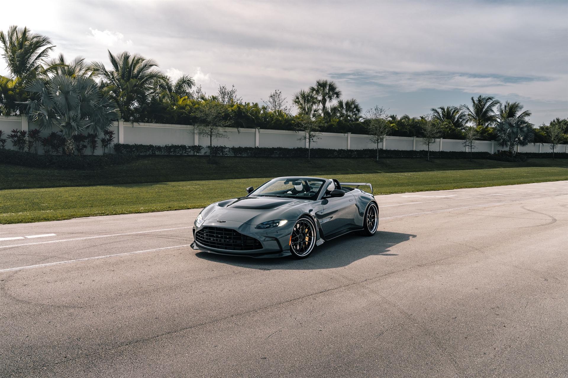 Aston Martin Vantage V12 Roadster on 1886 Wheels S007