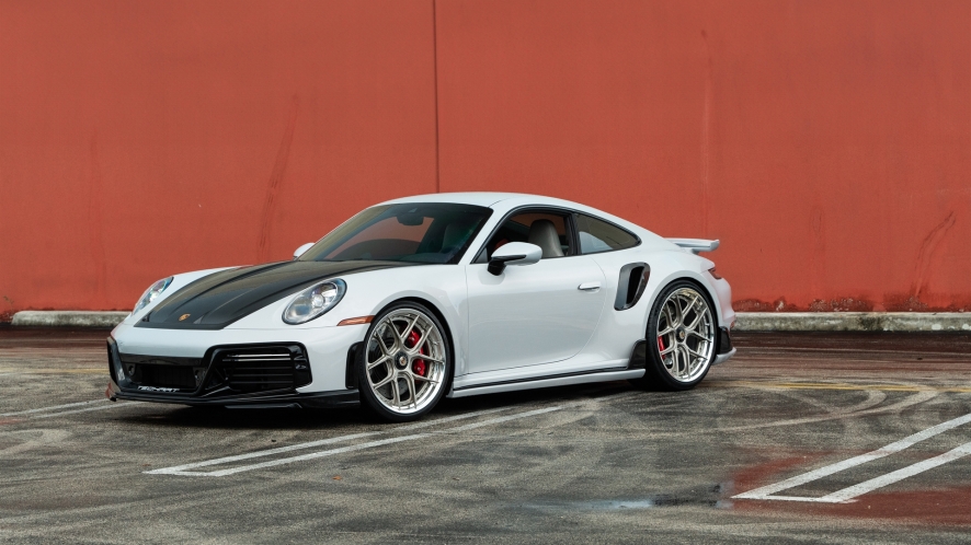 Porsche 992 on HRE S101SC Centerlock