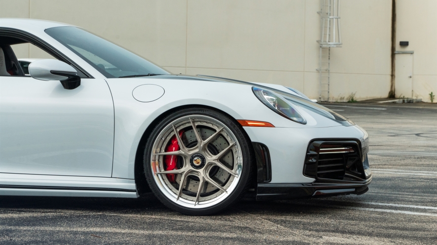 Porsche 992 on HRE S101SC Centerlock