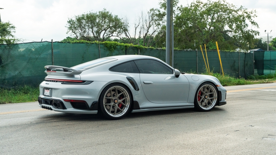 Porsche 992 on HRE S101SC Centerlock