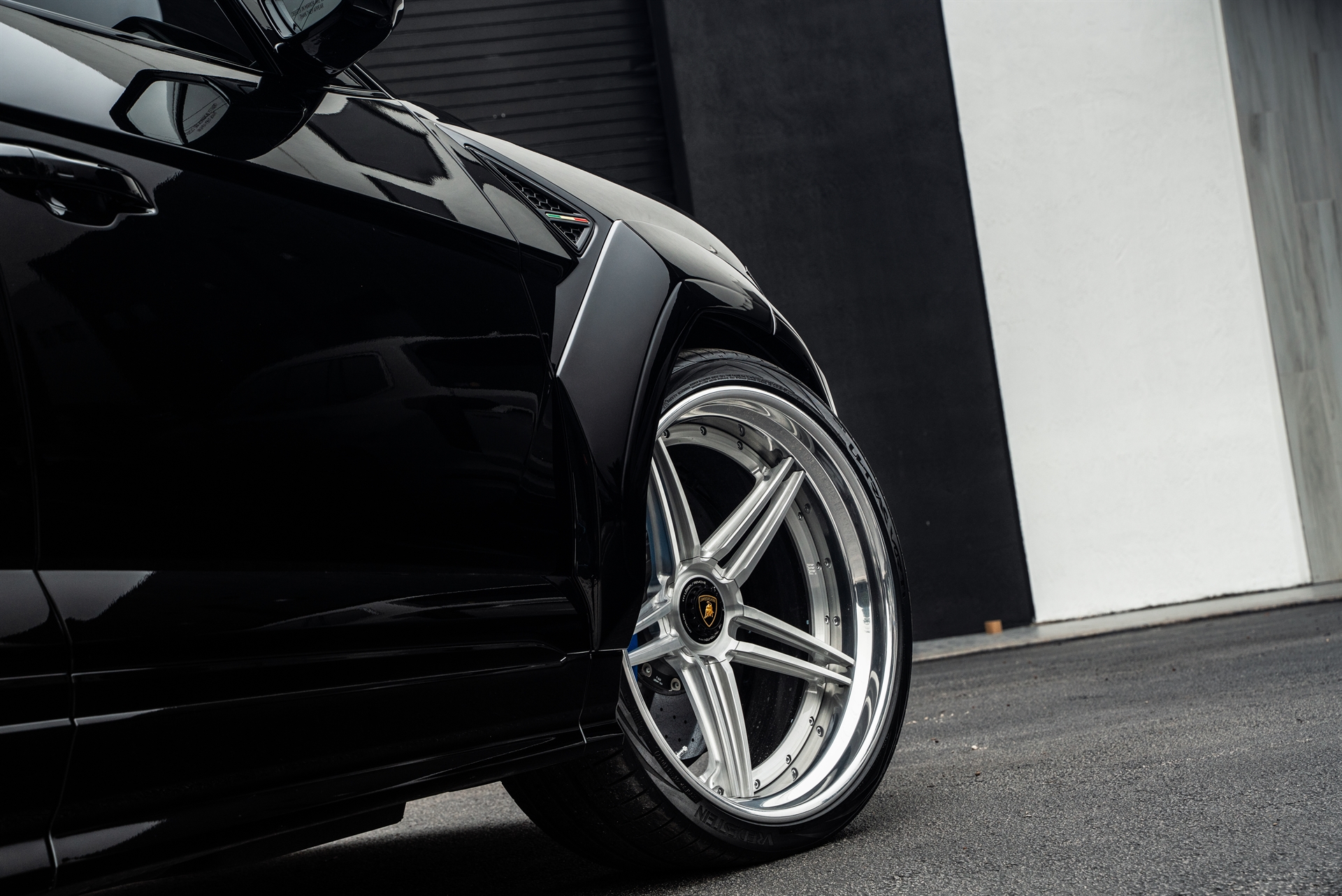 Lamborghini Urus S | Nero Noctis | 1016 Vision Widebody | on 1886 XR-003 Wheels | Brushed Clear