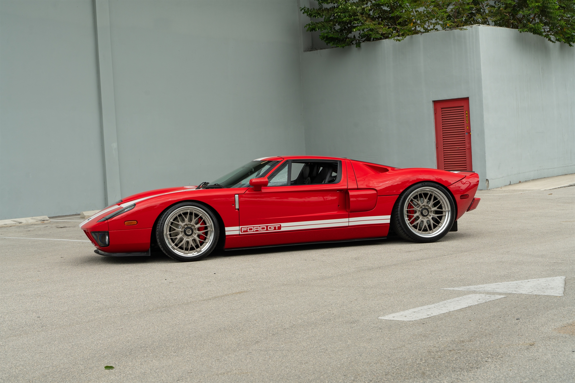 Ford GT MK1 | Ruby Red | on ANRKY RS1 | Satin White Gold
