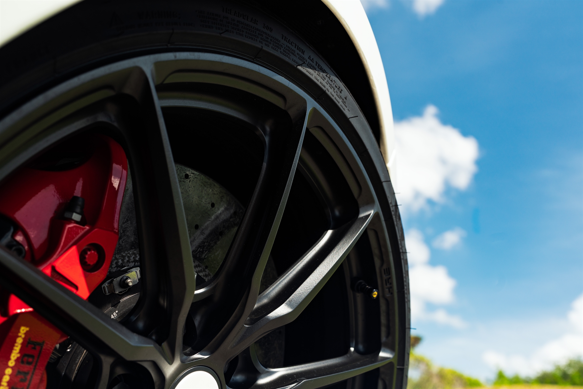 Ferrari 488 Pista | Bianco Avus | on HRE P104SC | Satin Black