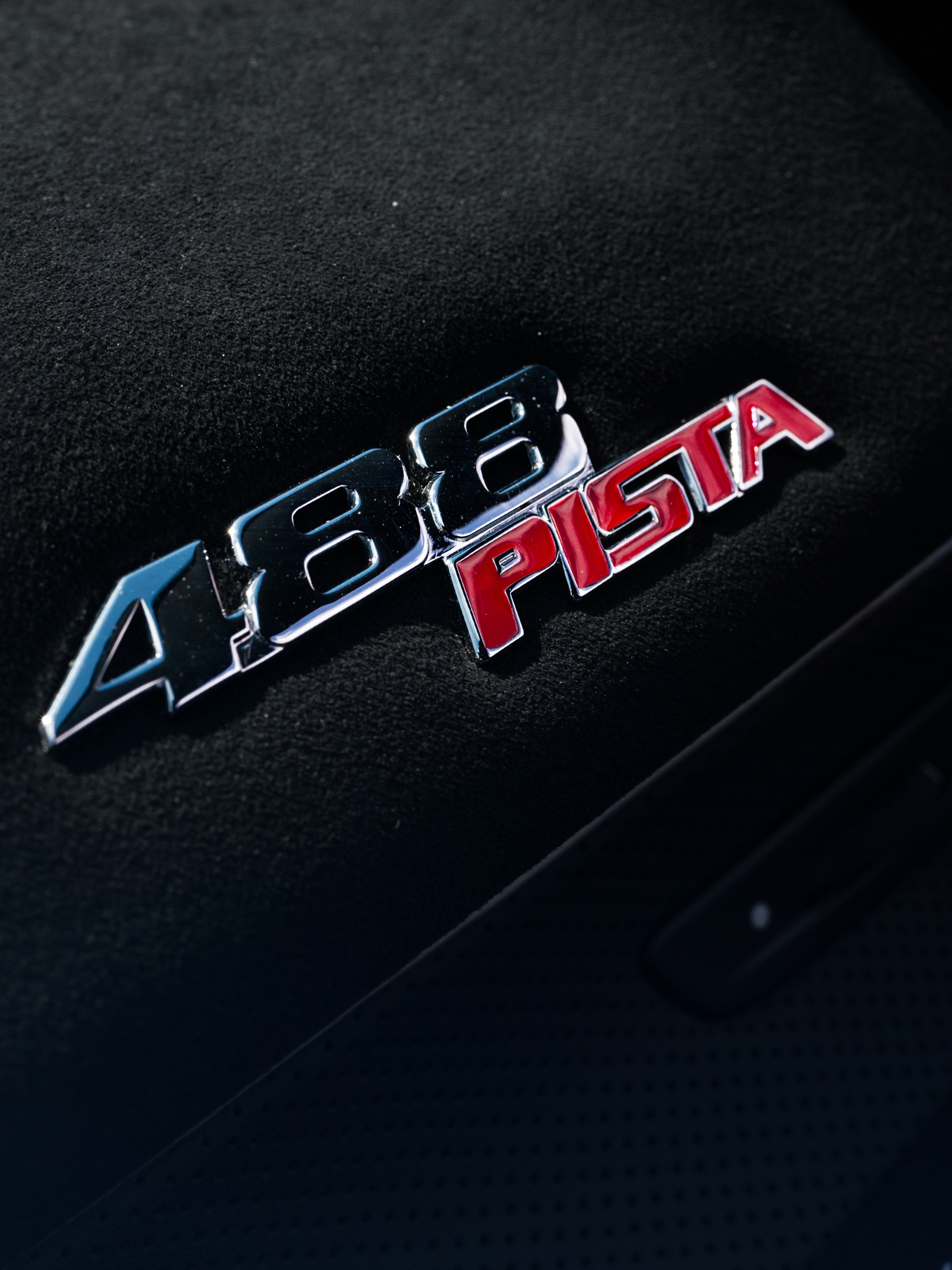 Ferrari 488 Pista | Bianco Avus | on HRE P104SC | Satin Black