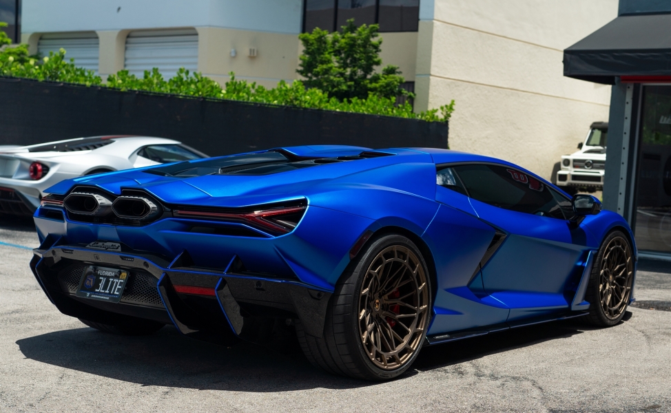 Lamborghini Revuelto on AG Wheels