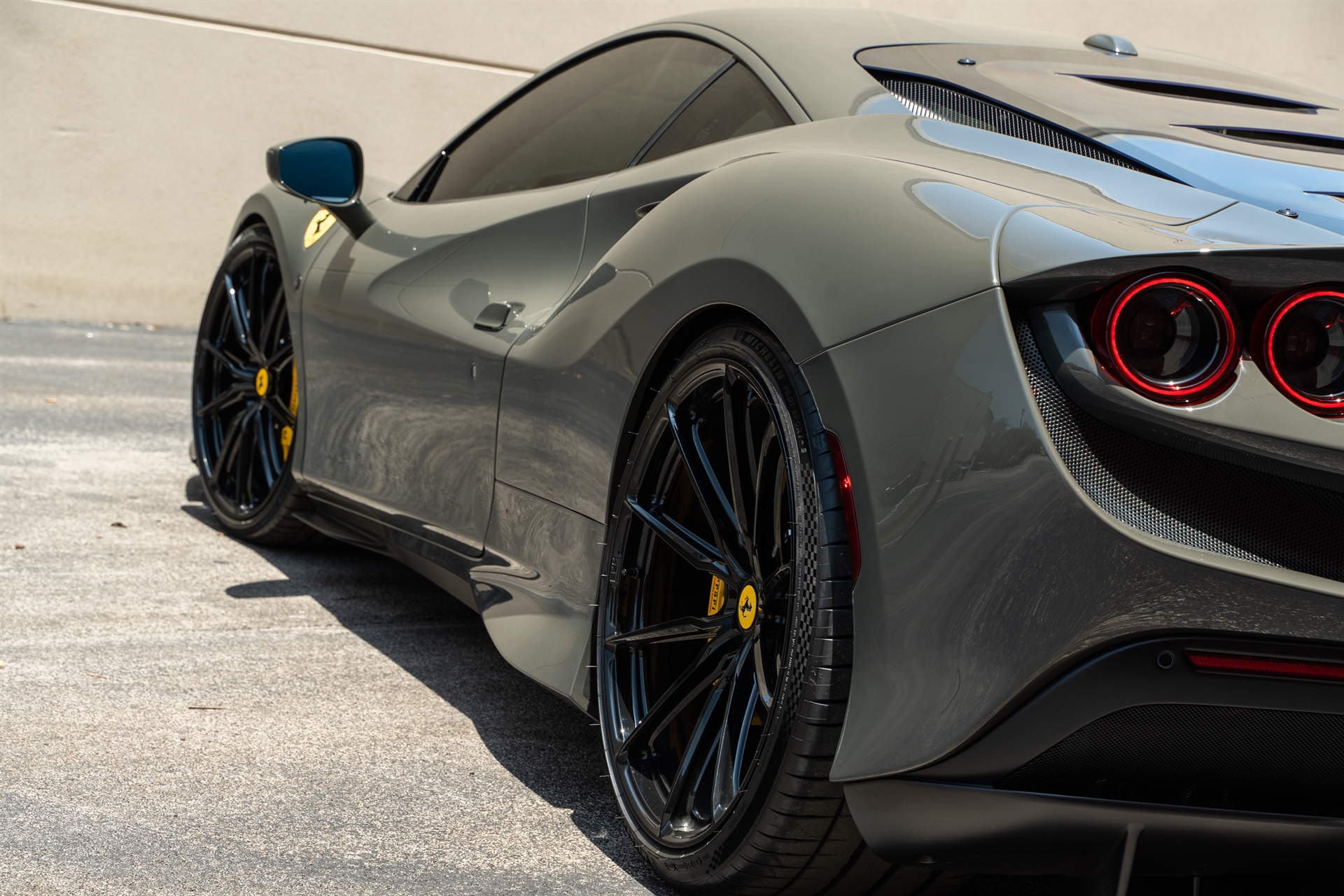 Ferarri F8 | Grigio Medio | on HRE P104SC | Gloss Black