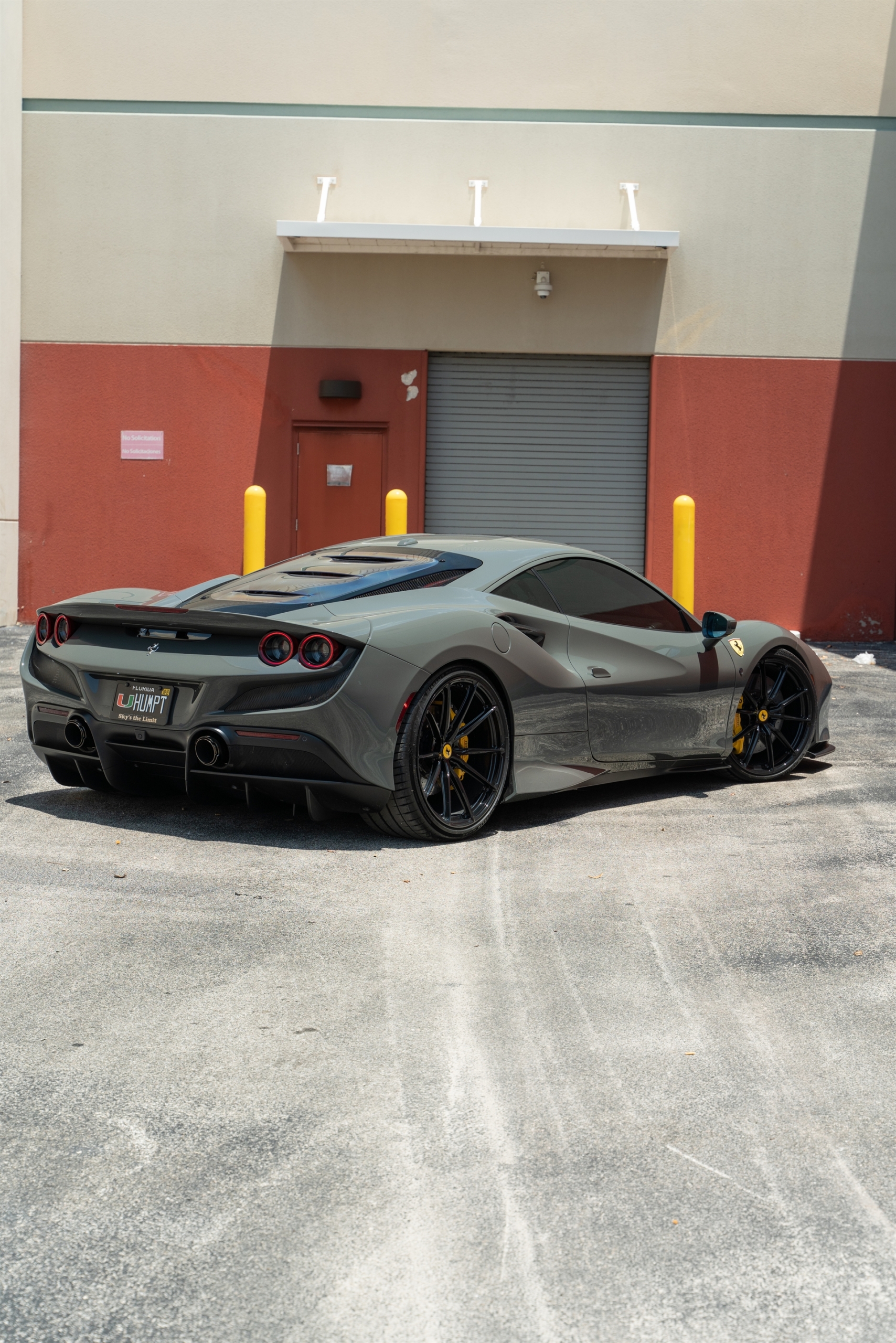Ferarri F8 | Grigio Medio | on HRE P104SC | Gloss Black