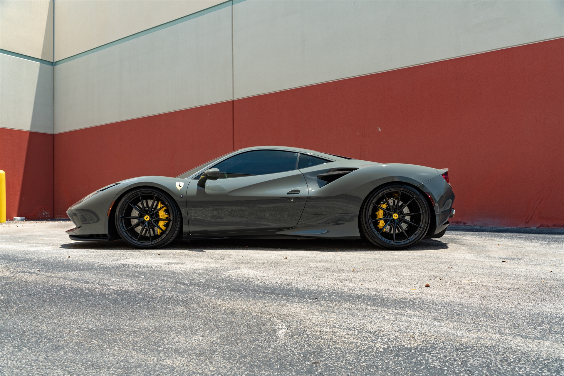 Ferarri F8 | Grigio Medio | on HRE P104SC | Gloss Black