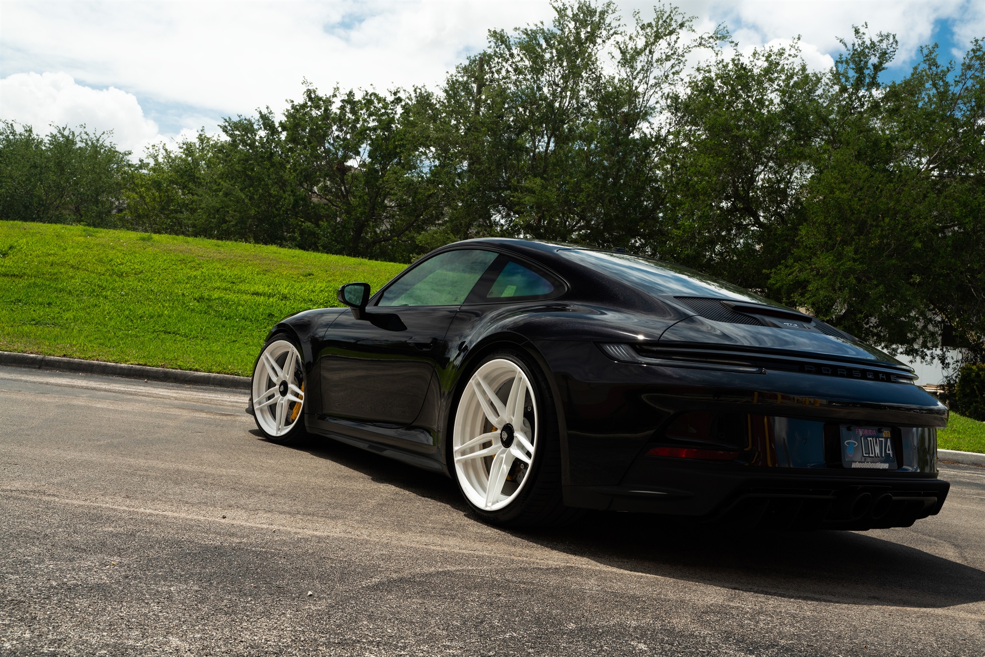 Porsche 992 GT3 Touring | Black | on ANRKY AN27 | Gloss White