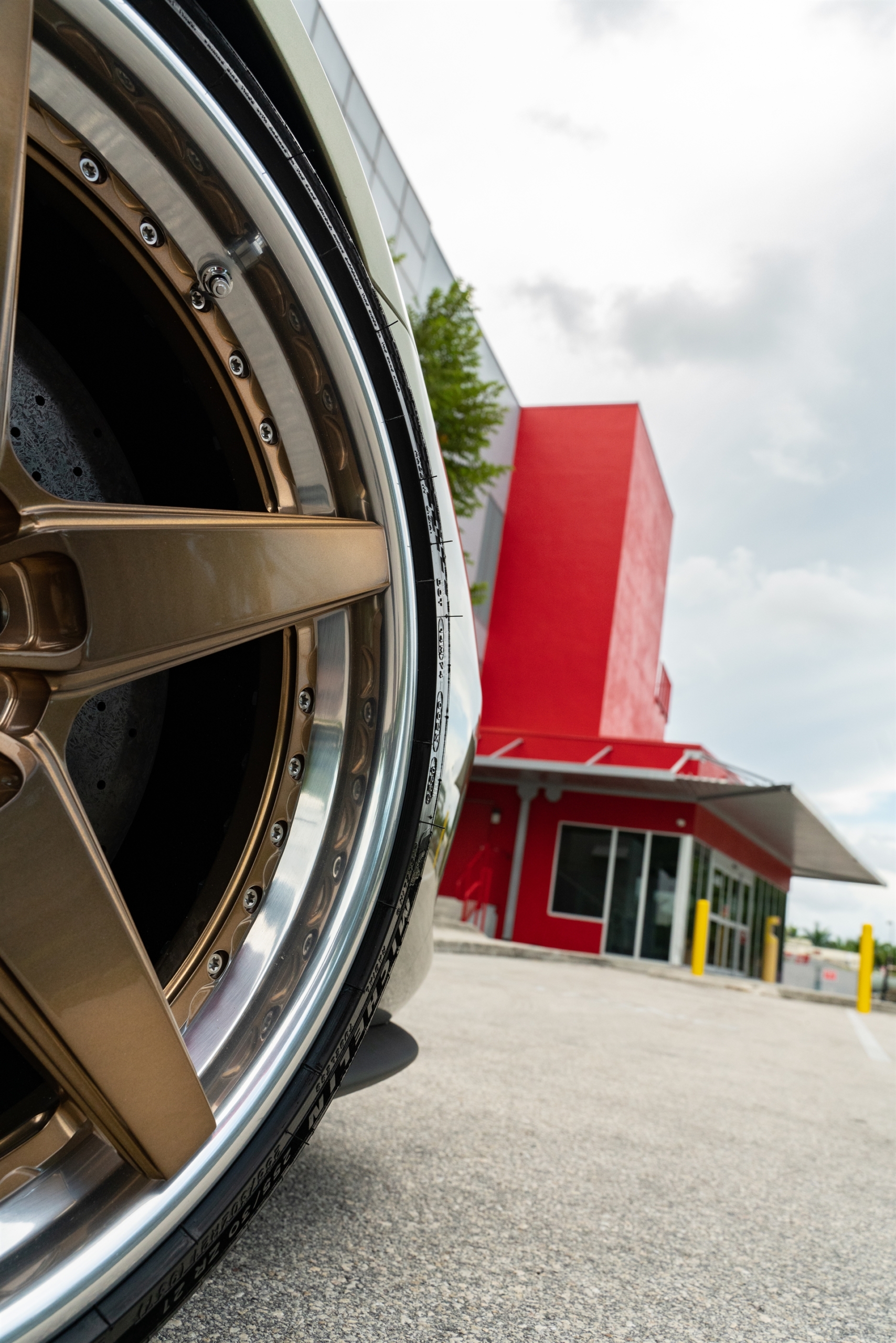 Ferrari 296 GTB | Verde Mansoni | on ANRKY RS5.3 | Mirror Polished Champagne