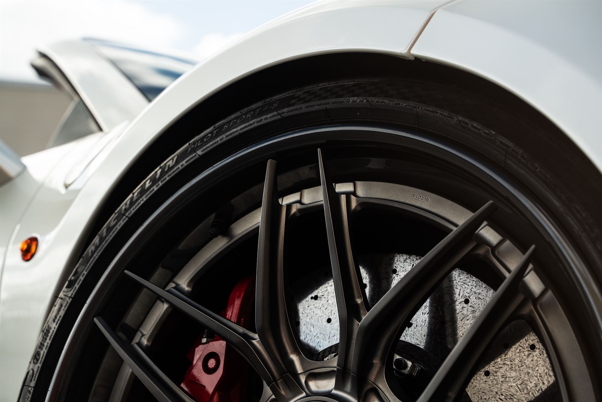 Ferrari 488 Pista | Bianco Avus | on 1886 XR004 | Frozen Polished Liquid Smoke