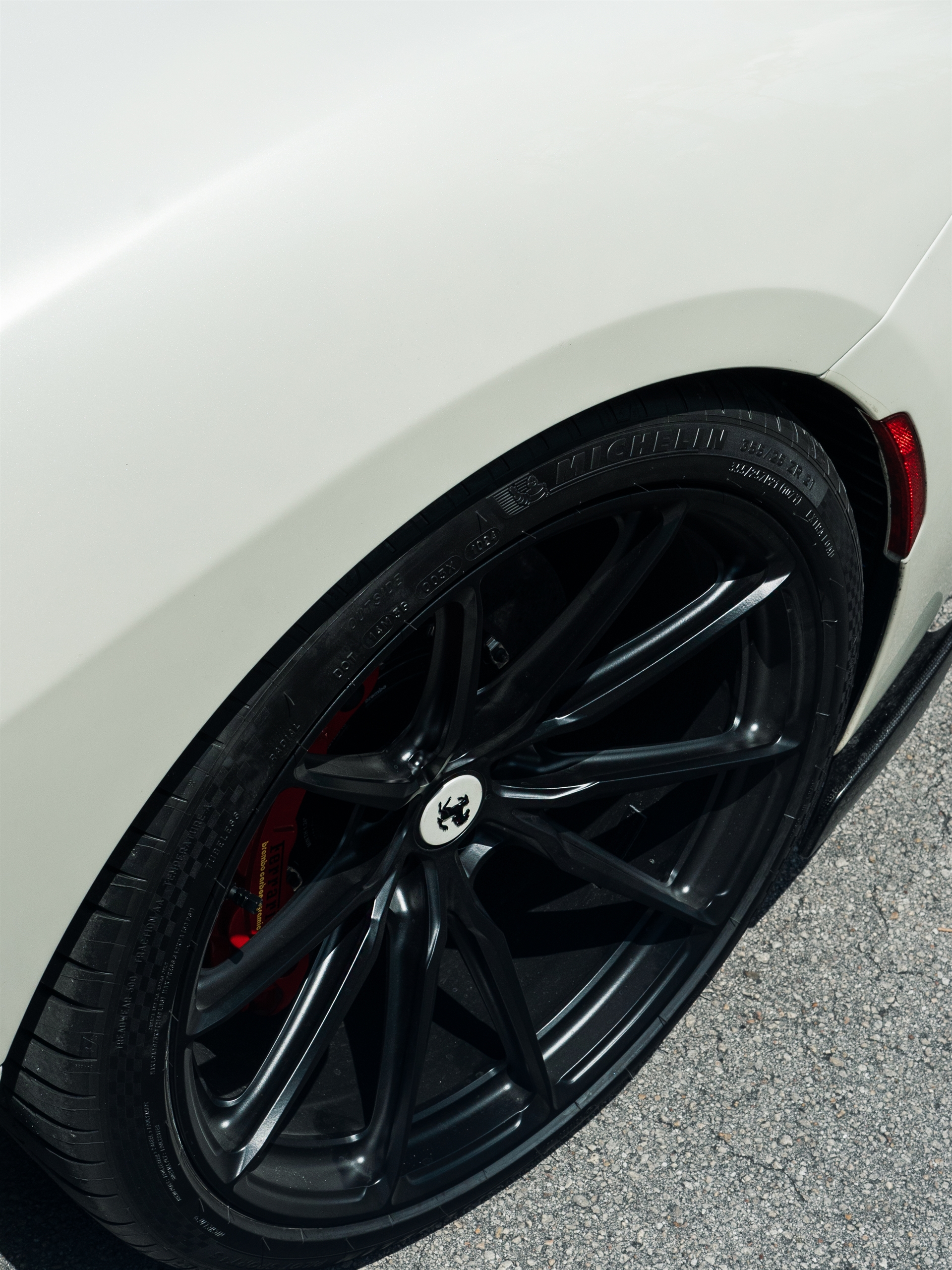 Ferrari 488 Pista | Bianco Avus | on HRE P104SC | Satin Black