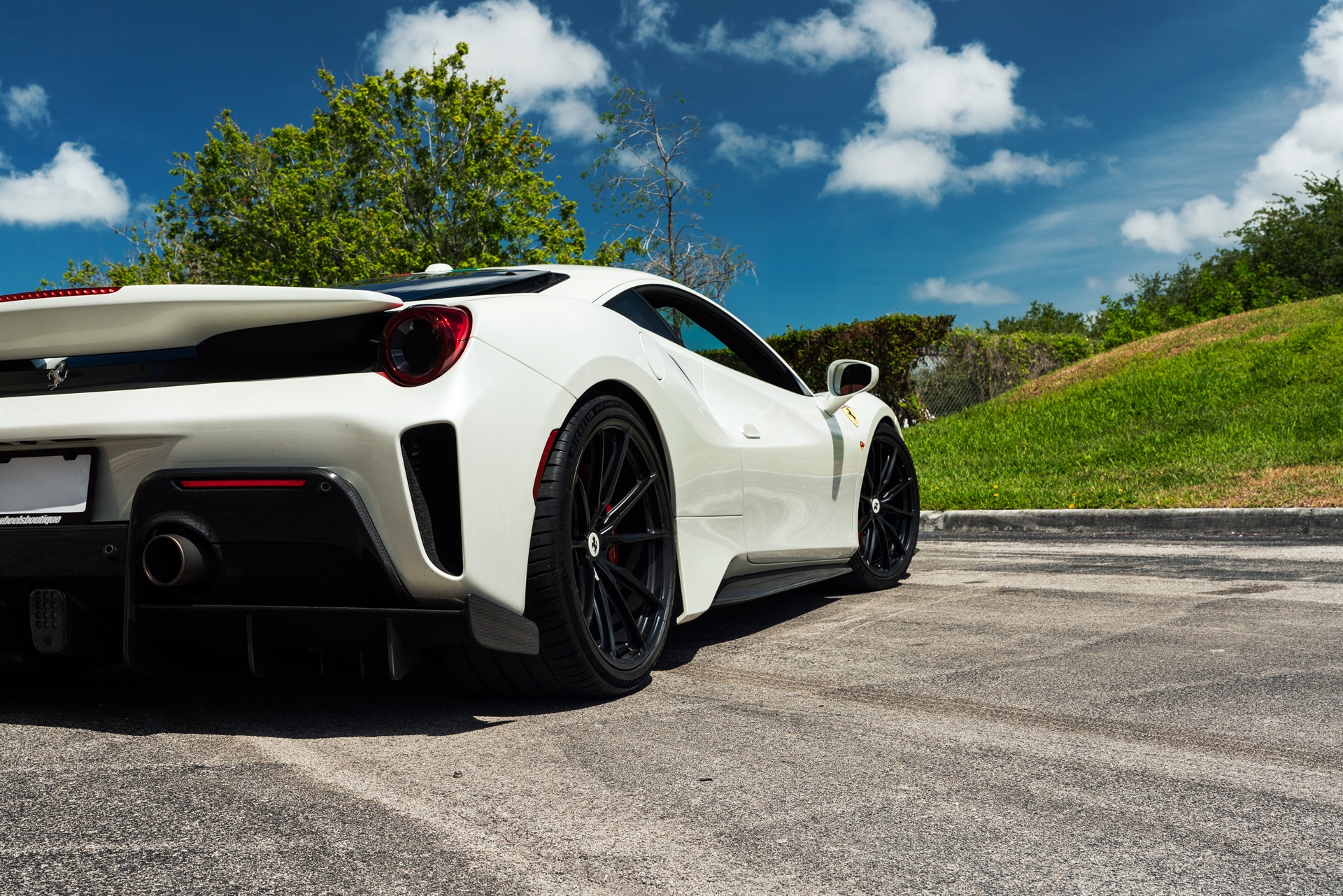 Ferrari 488 Pista | Bianco Avus | on HRE P104SC | Satin Black