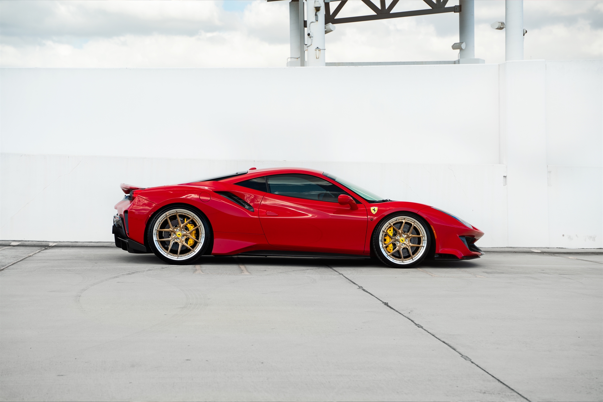 Ferrari 488 Pista | Rosso Scuderia | on HRE S101SC | Brushed Champagne