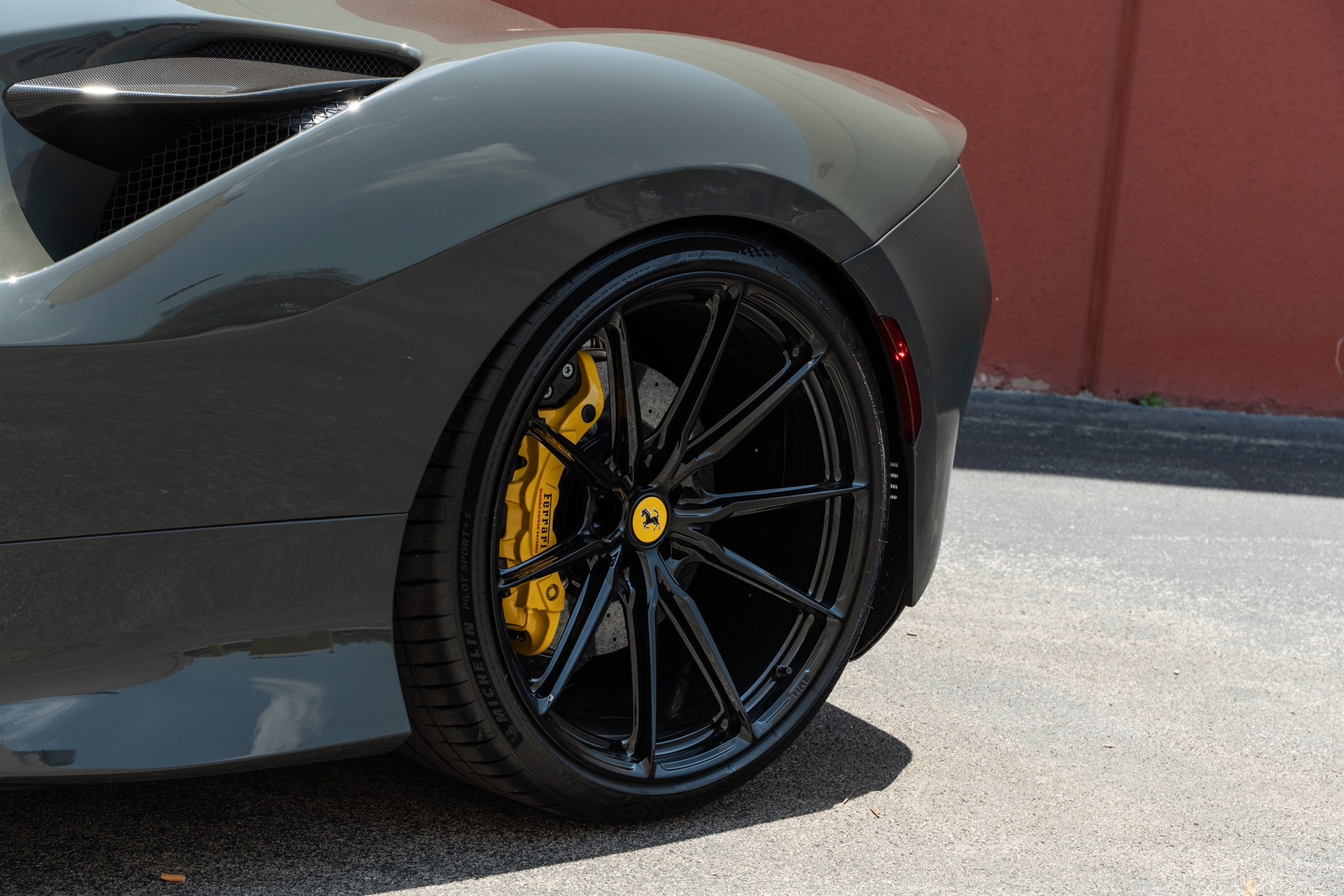 Ferarri F8 | Grigio Medio | on HRE P104SC | Gloss Black