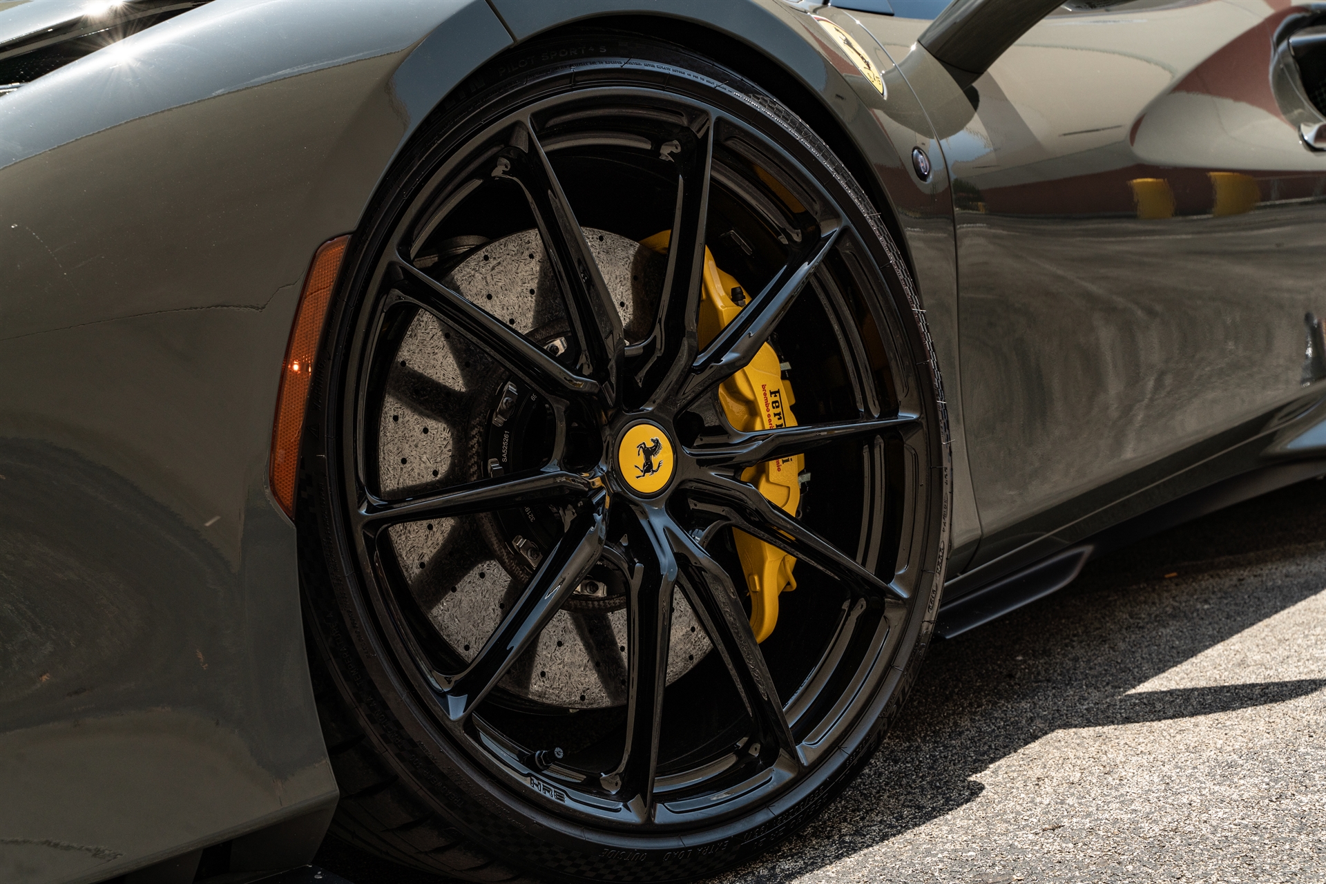 Ferarri F8 | Grigio Medio | on HRE P104SC | Gloss Black