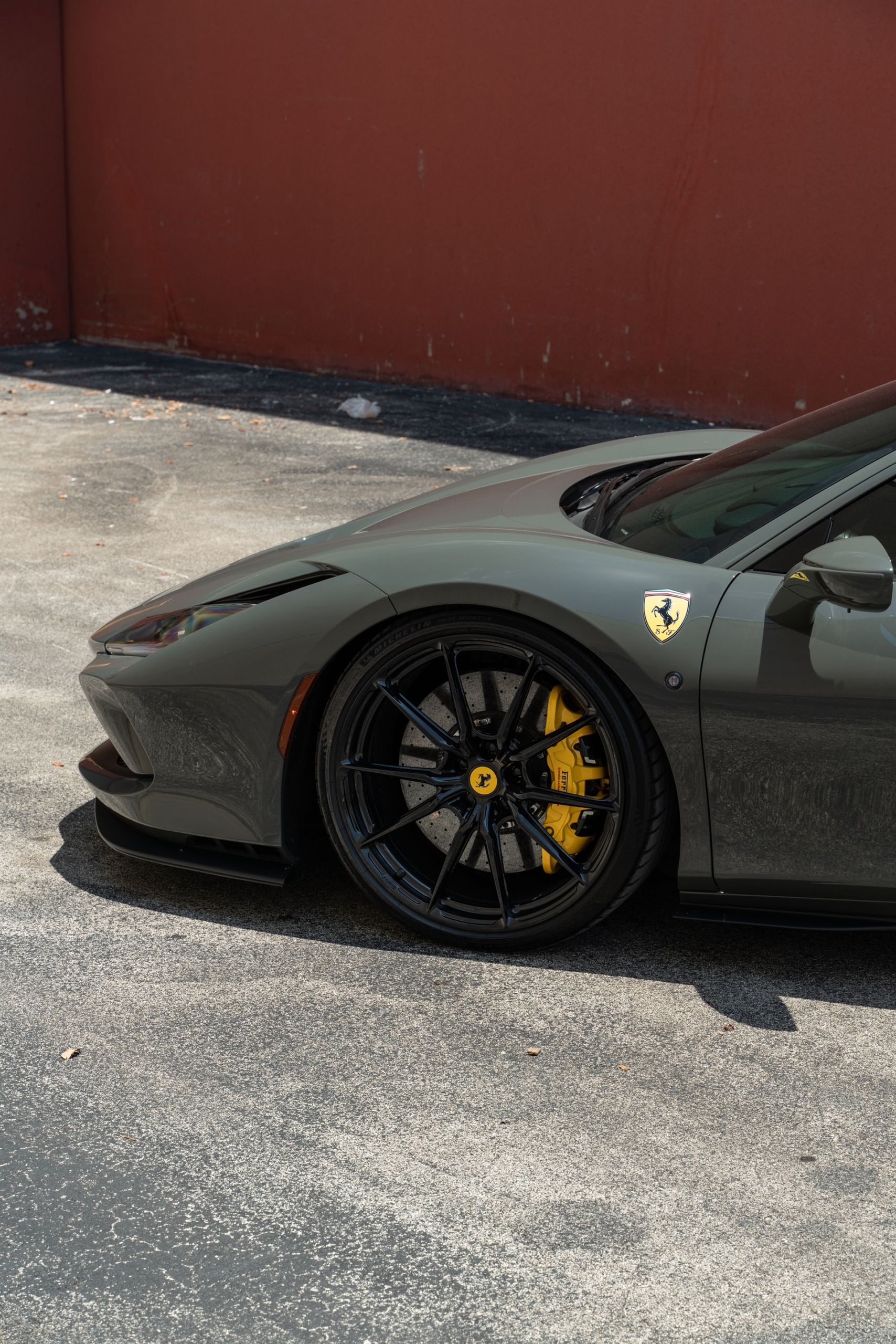 Ferarri F8 | Grigio Medio | on HRE P104SC | Gloss Black