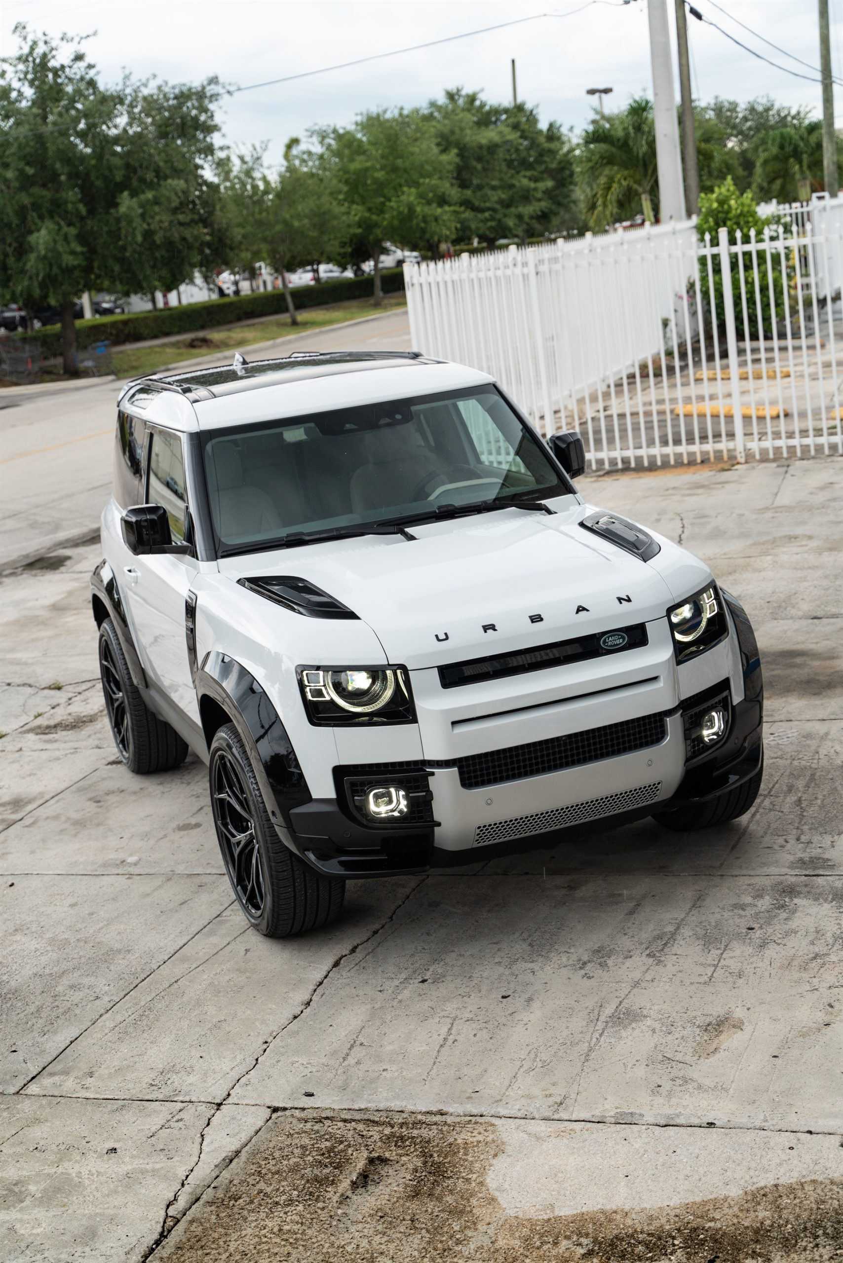 Land Rover Discovery 90 | Fuji White | on HRE P11SC | Gloss Black | Urban Automotive Widetrack Kit