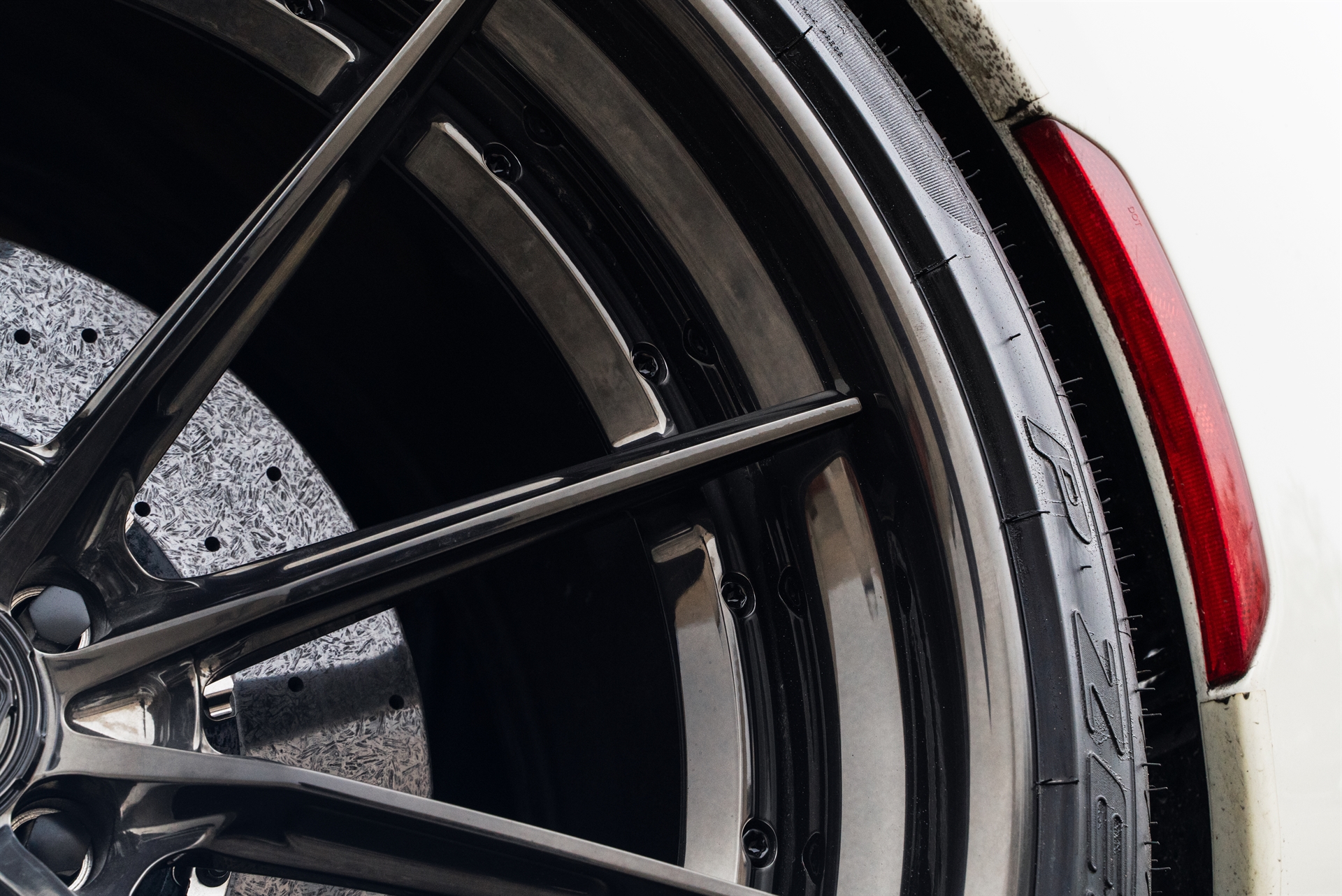 Ferrari SF90 | Bianco Avus | on 1886 G010 | Polished Liquid Smoke