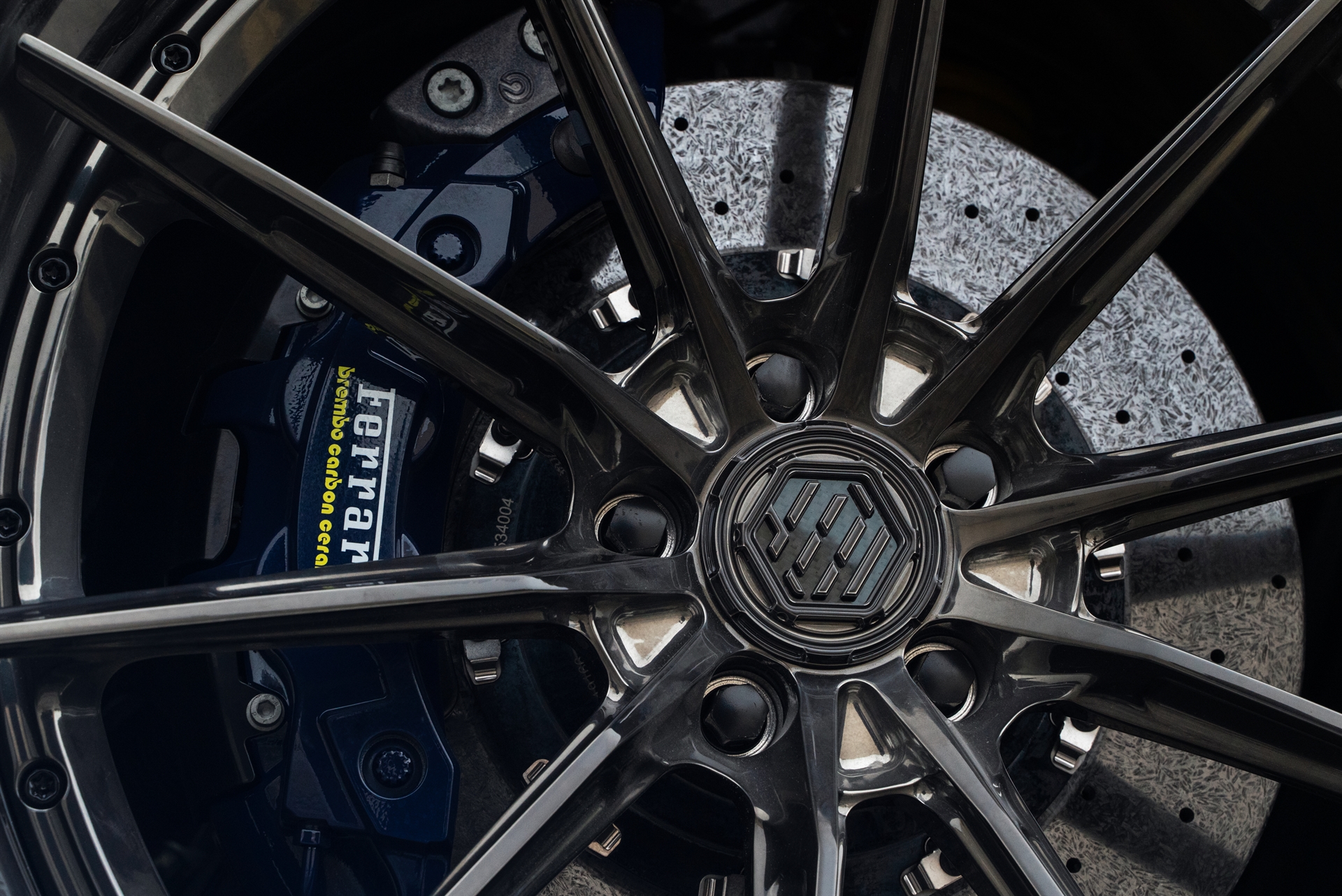 Ferrari SF90 | Bianco Avus | on 1886 G010 | Polished Liquid Smoke