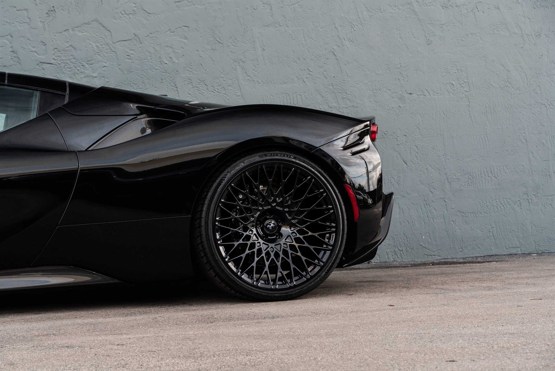 Ferrari SF90 | Nero | on HRE 501M | Gloss Black