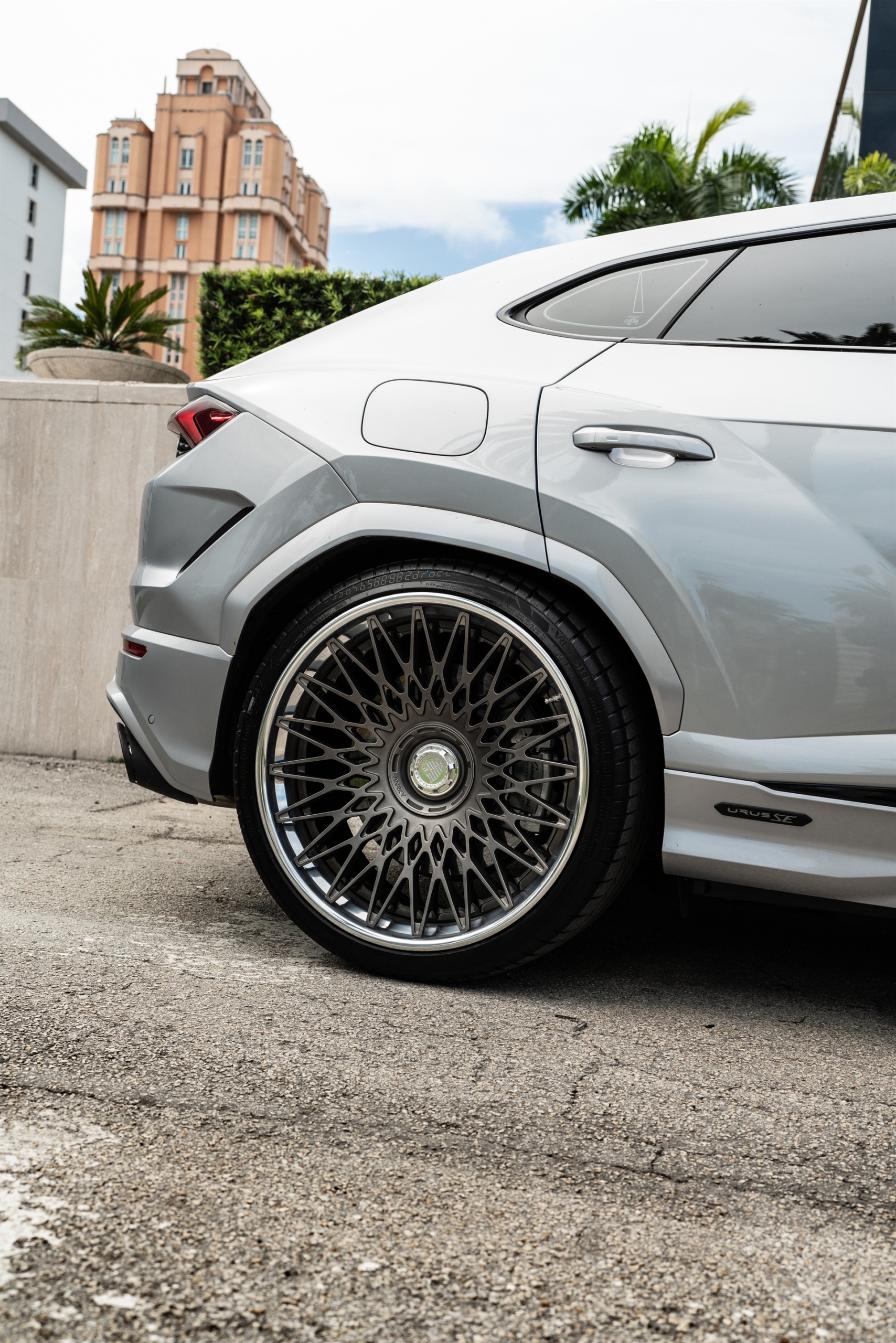 Lamborghini Urus SE | Grigio Nimbus | on ANRKY RS7.3 | Frozen Polished Gunmetal