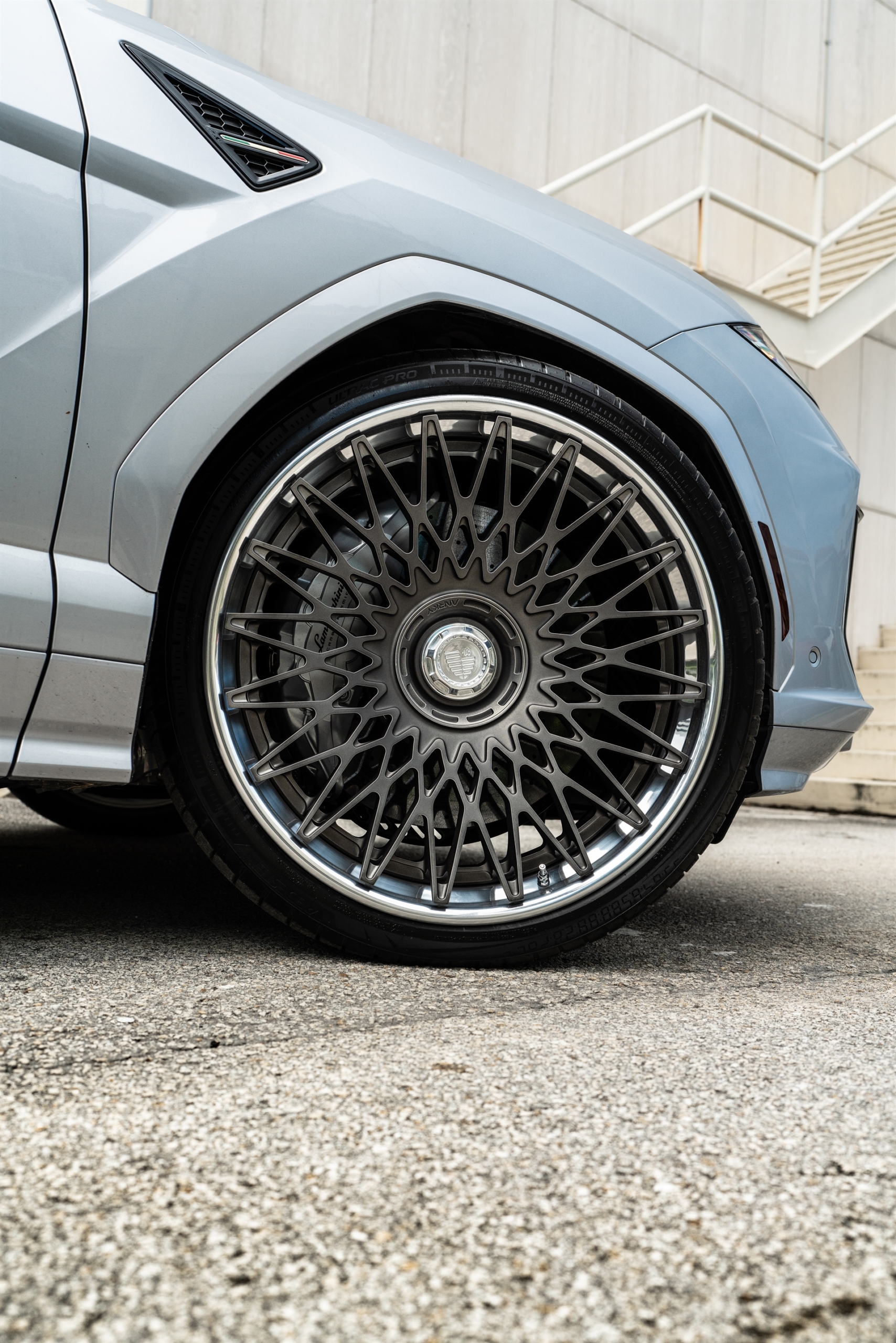 Lamborghini Urus SE | Grigio Nimbus | on ANRKY RS7.3 | Frozen Polished Gunmetal