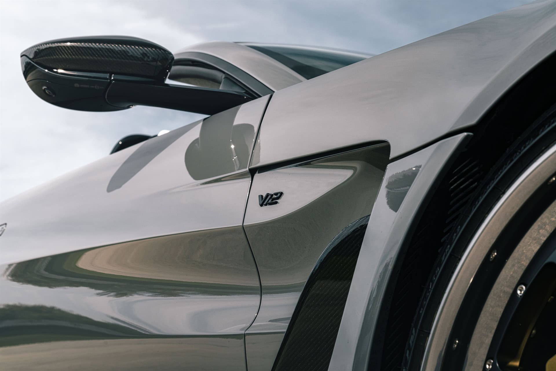 Aston Martin Vantage V12 Roadster on 1886 Wheels S007