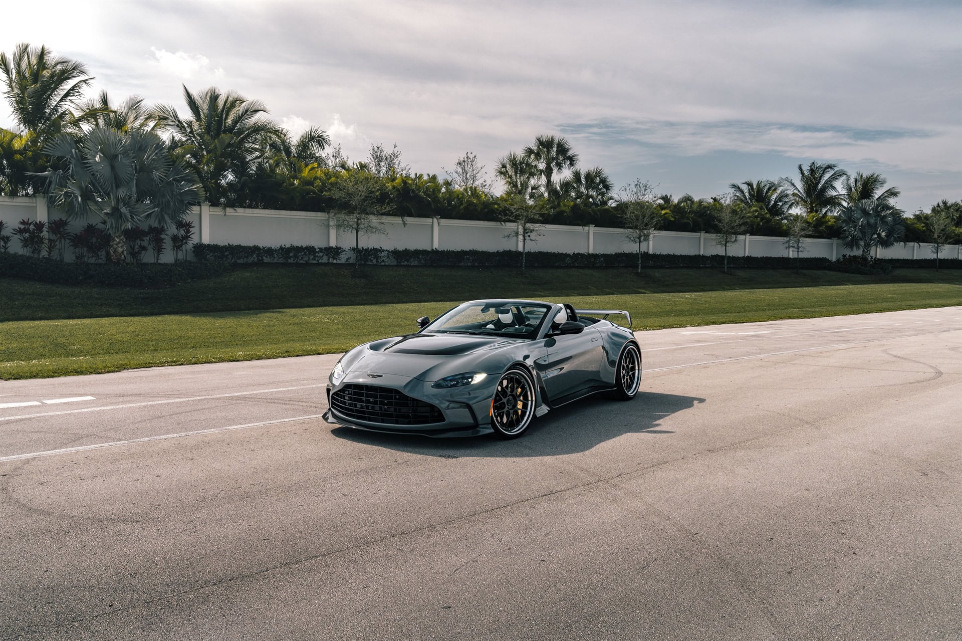 Aston Martin Vantage V12 Roadster on 1886 Wheels S007