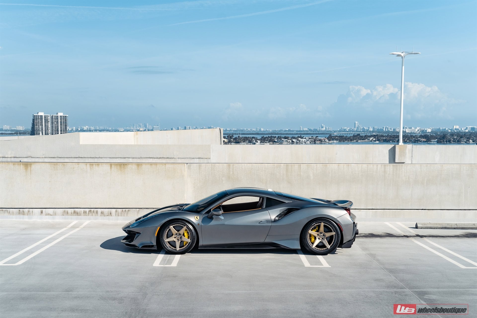 Photo 38 of Ferrari 488 Pista | Grigio Silverstone | on ANRKY RS5.3C | Satin Brushed Champagne