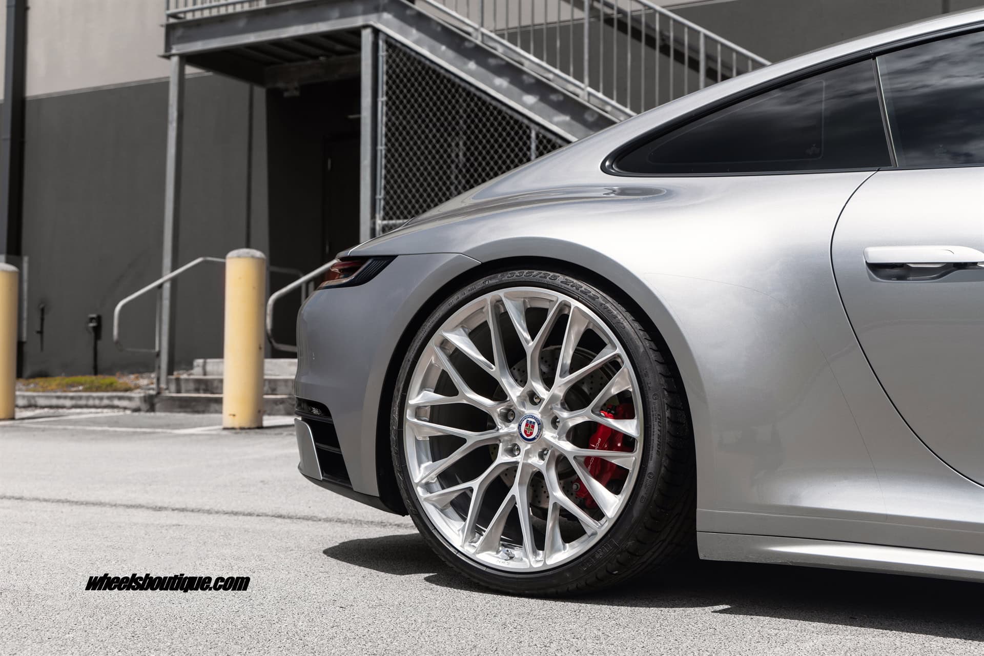 PORSCHE 992 C4S ON HRE P200