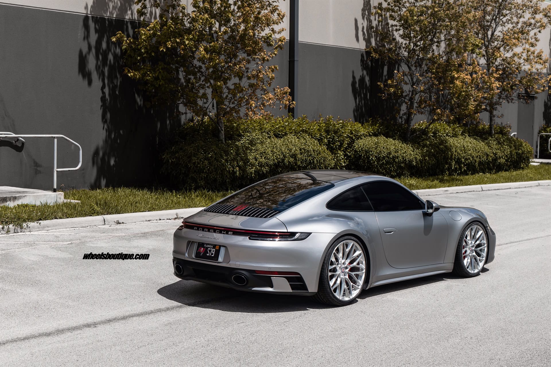 PORSCHE 992 C4S ON HRE P200