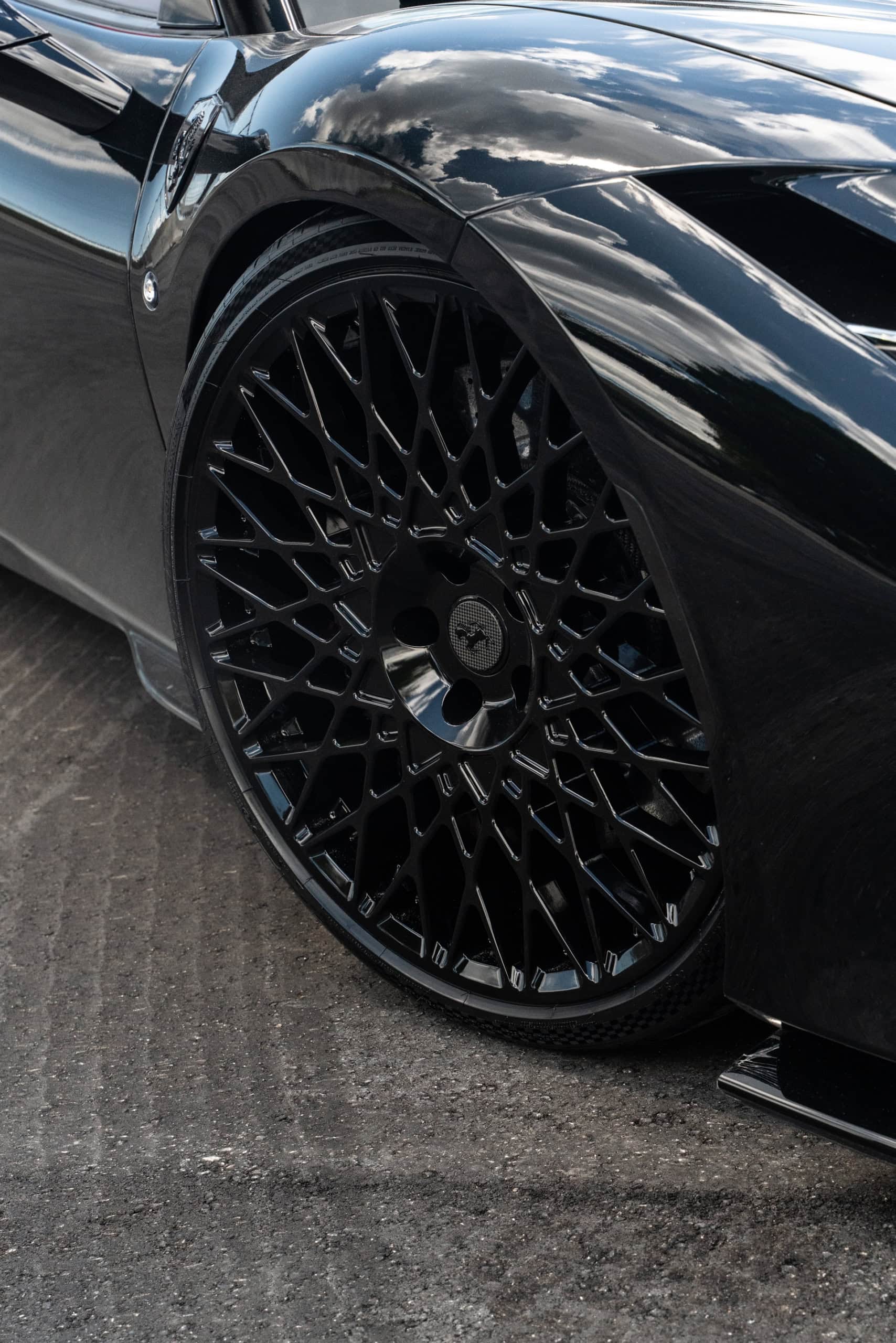 Ferrari F8 | Nero | on HRE 501M | Gloss Black