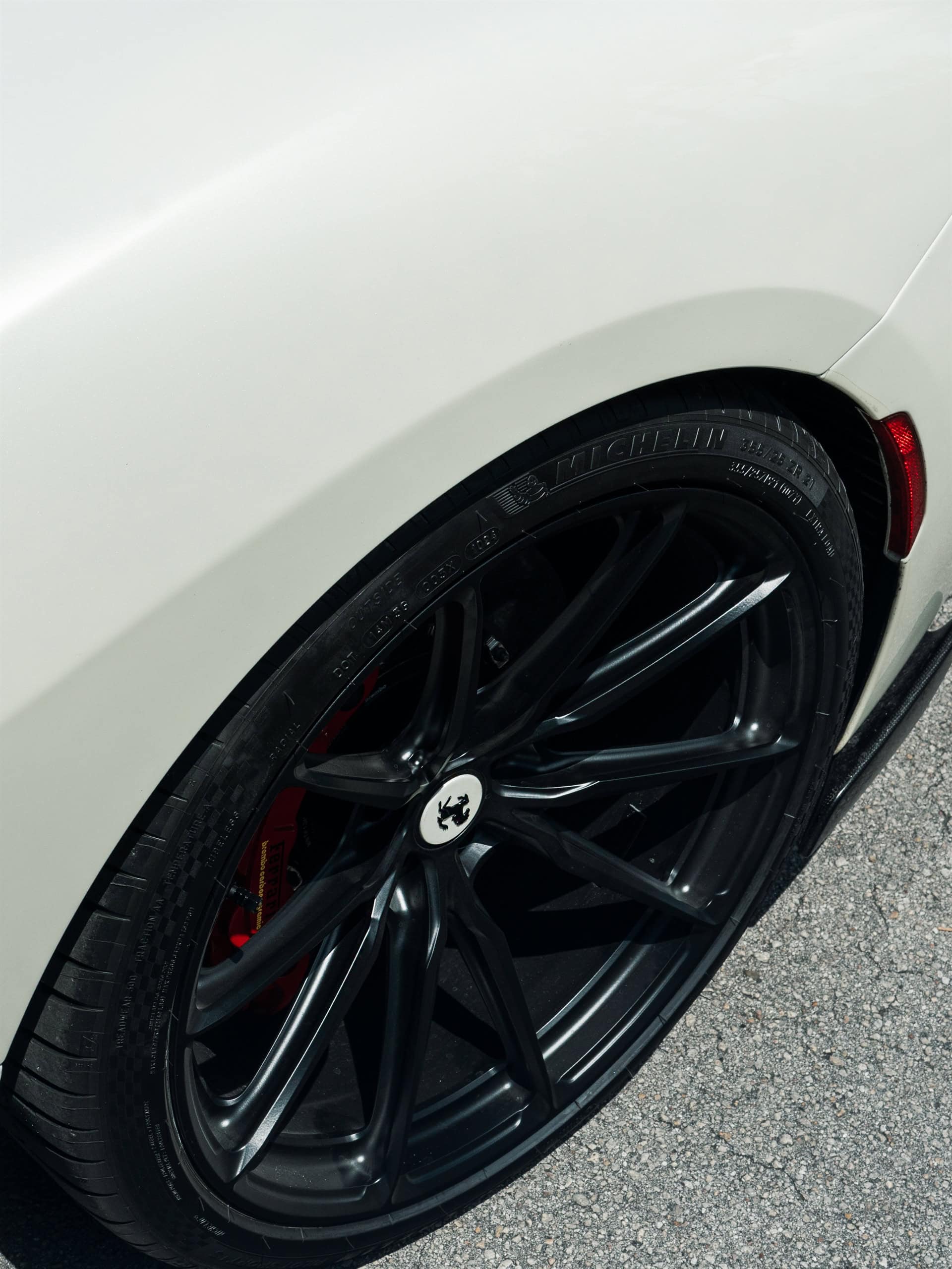 Ferrari 488 Pista | Bianco Avus | on HRE P104SC | Satin Black