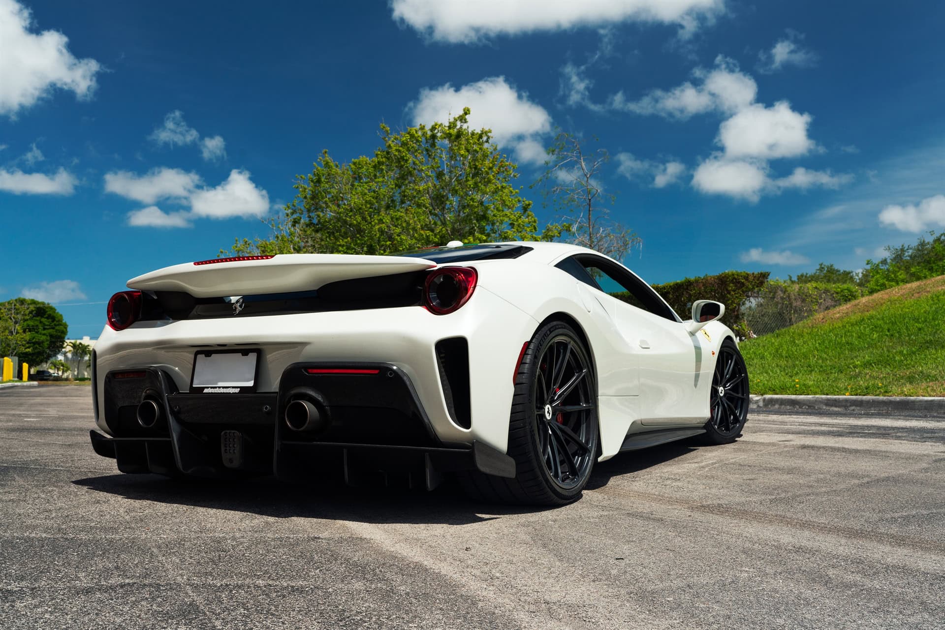 Ferrari 488 Pista | Bianco Avus | on HRE P104SC | Satin Black