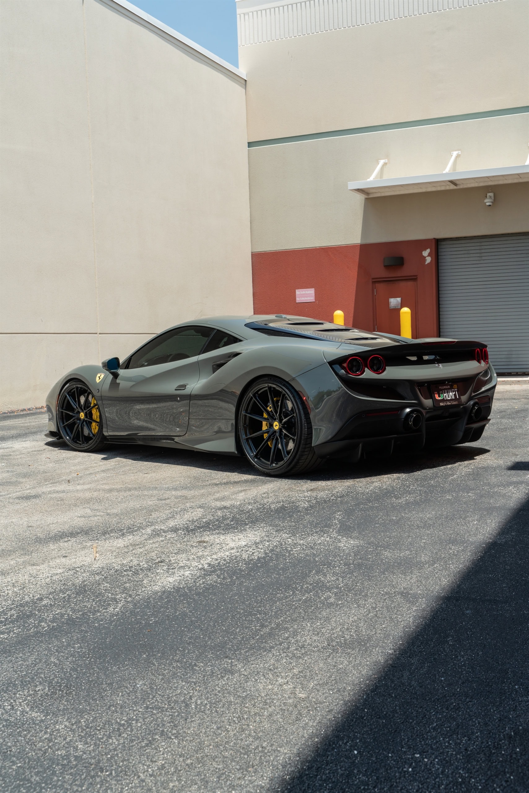 Ferarri F8 | Grigio Medio | on HRE P104SC | Gloss Black