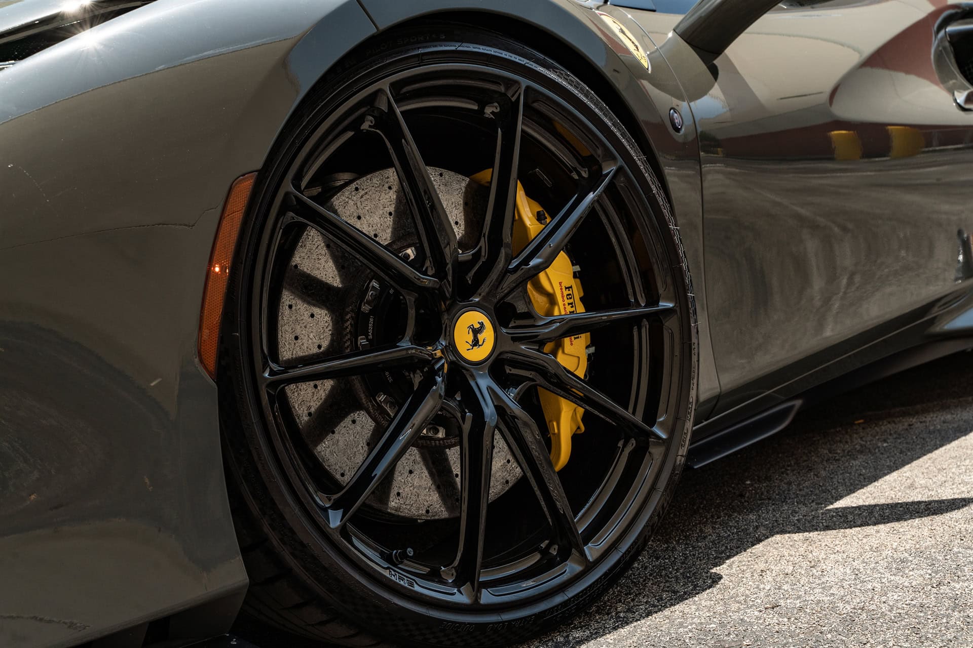 Ferarri F8 | Grigio Medio | on HRE P104SC | Gloss Black