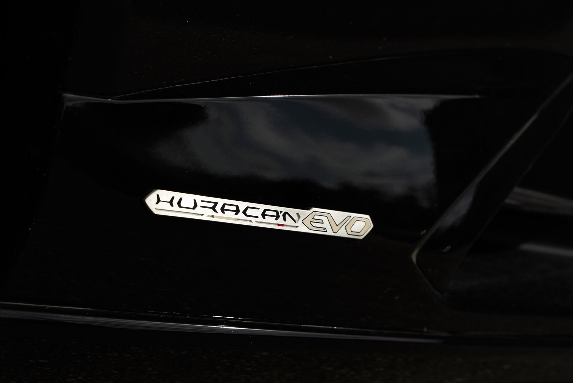 Lamborghini Huracan | Nero Noctis | on HRE 527 FMR | Satin White Gold