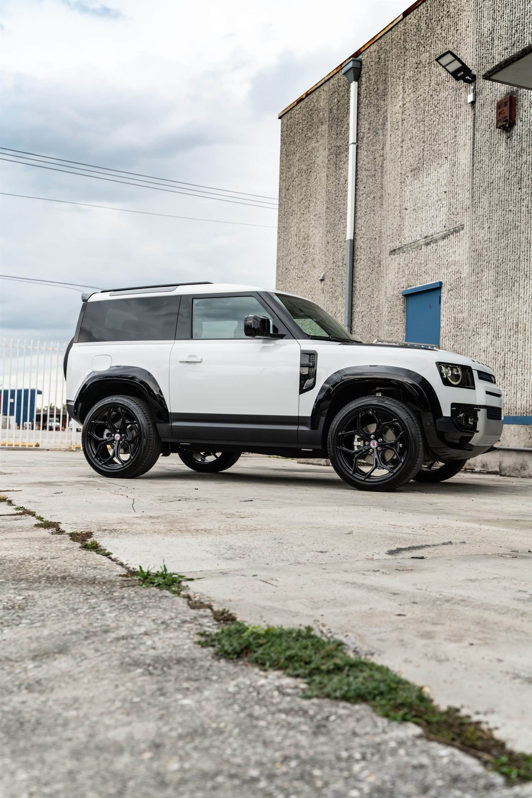 Photo 22 of Land Rover Discovery 90 | Fuji White | on HRE P11SC | Gloss Black | Urban Automotive Widetrack Kit