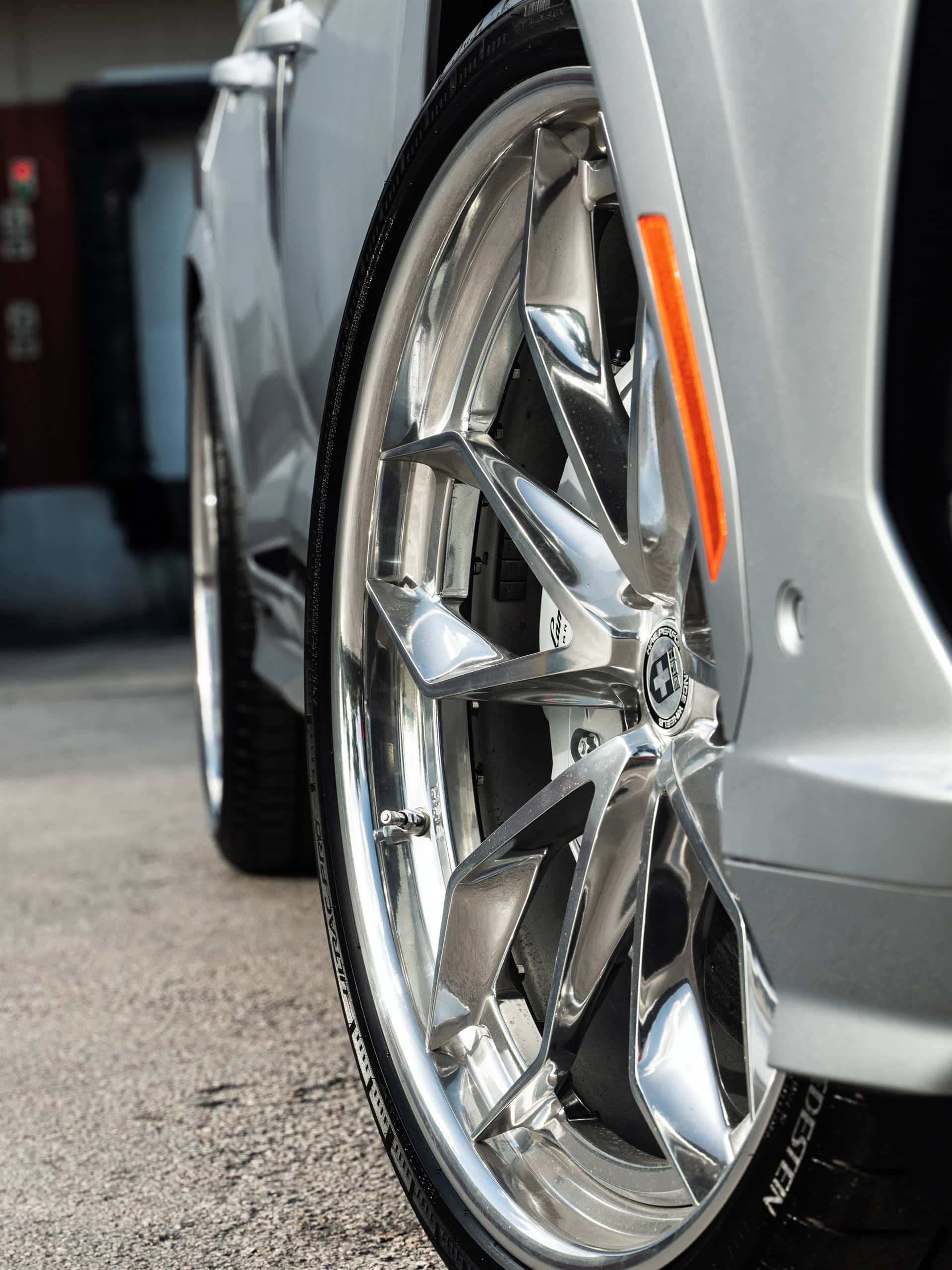 Photo 28 of Lamborghini Urus SE | Grigio Nimbus | on HRE S201H | Polished Clear