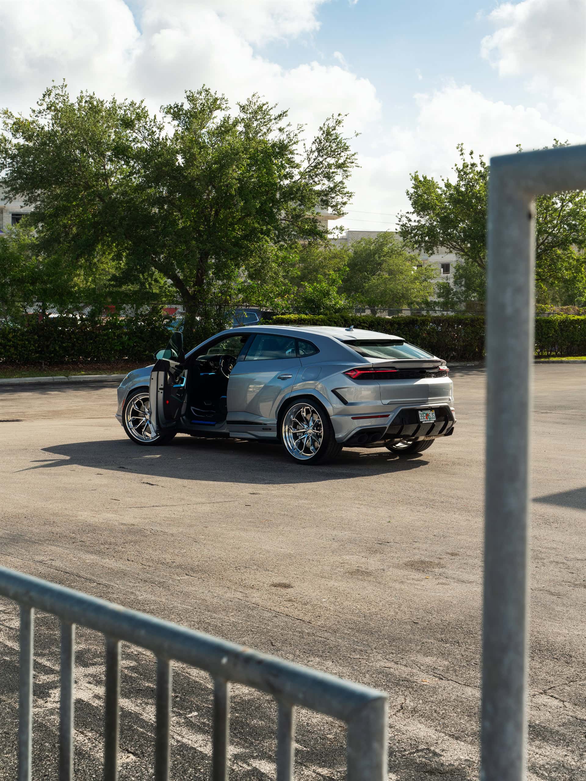Photo 29 of Lamborghini Urus SE | Grigio Nimbus | on HRE S201H | Polished Clear