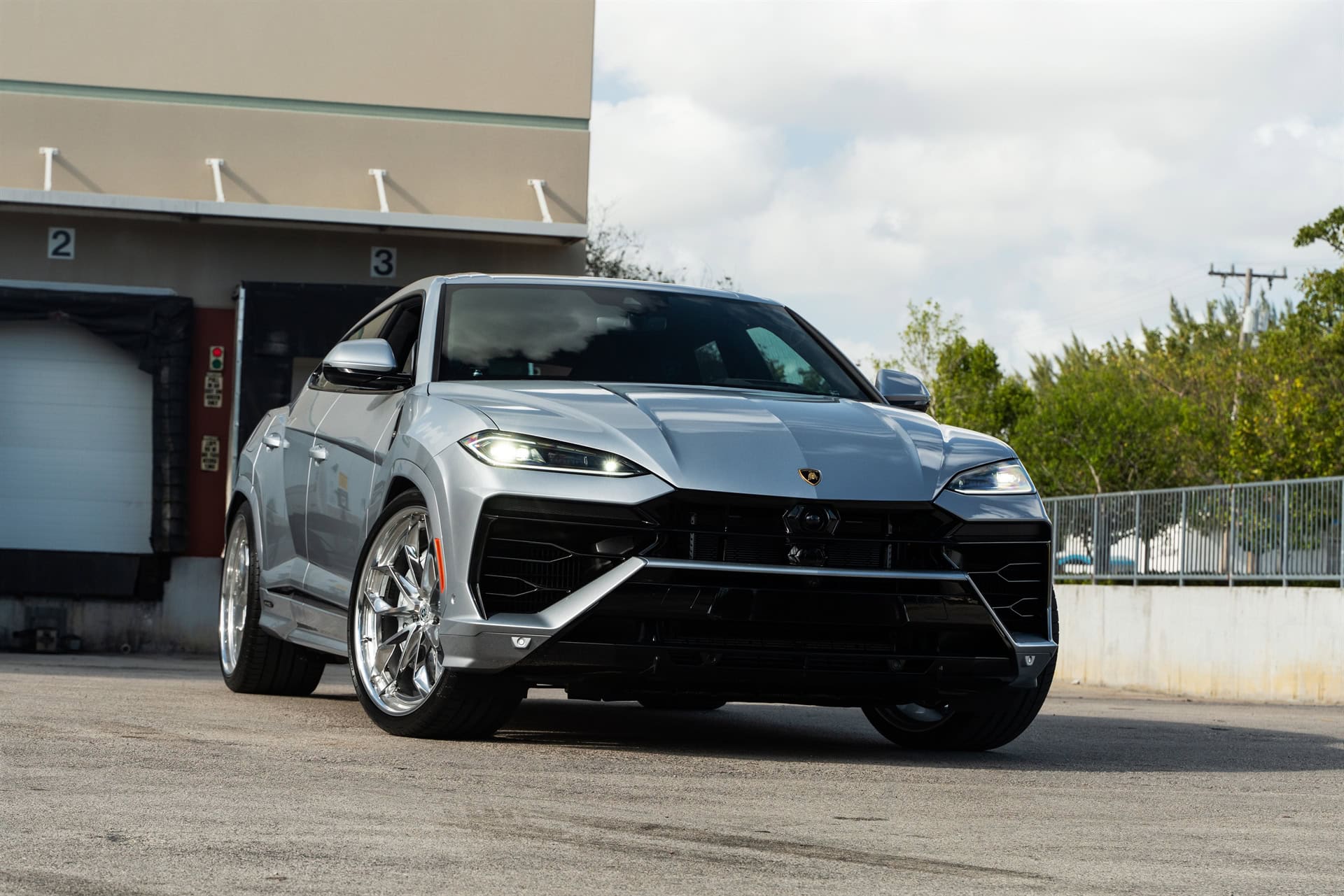 Photo 25 of Lamborghini Urus SE | Grigio Nimbus | on HRE S201H | Polished Clear