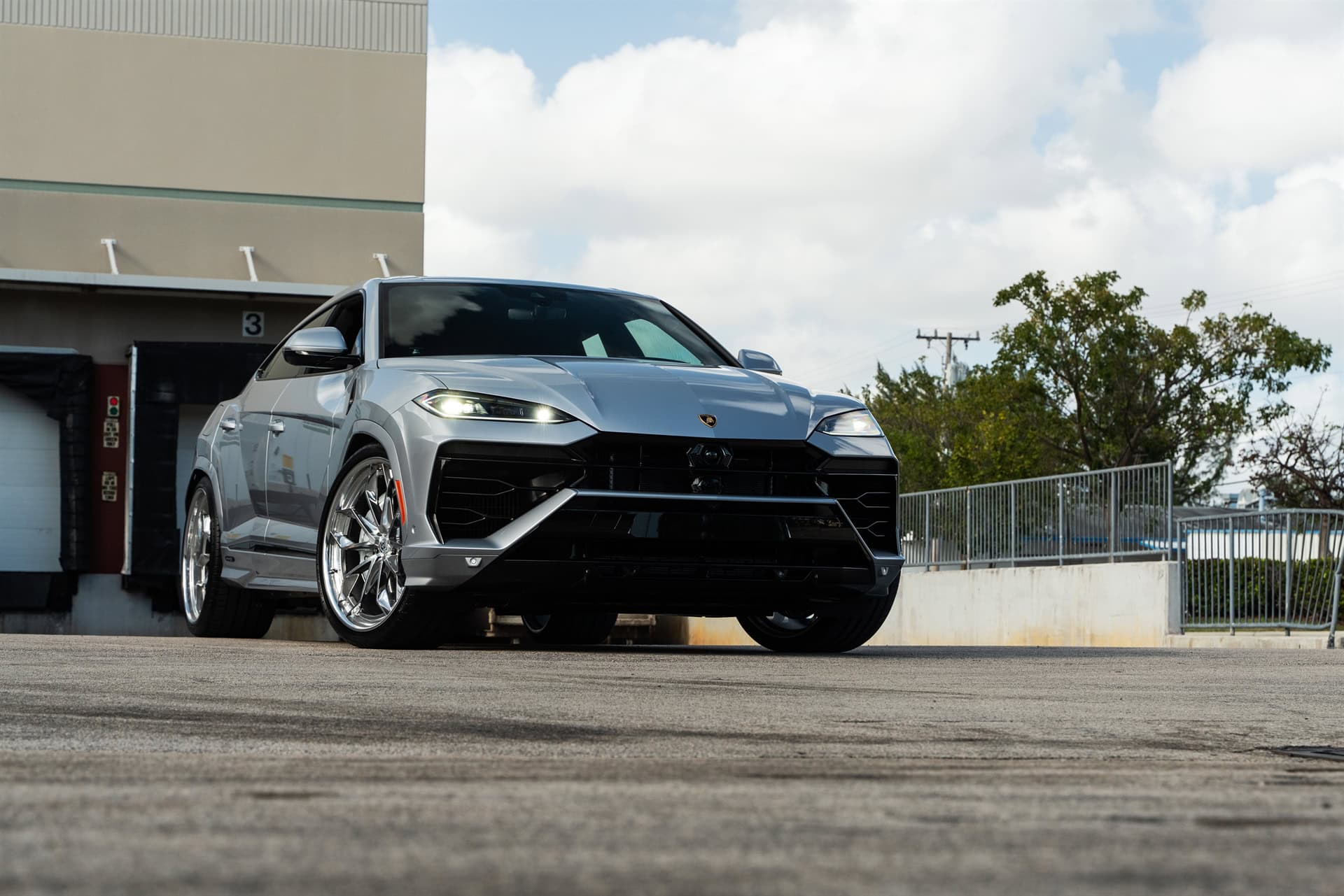 Photo 26 of Lamborghini Urus SE | Grigio Nimbus | on HRE S201H | Polished Clear