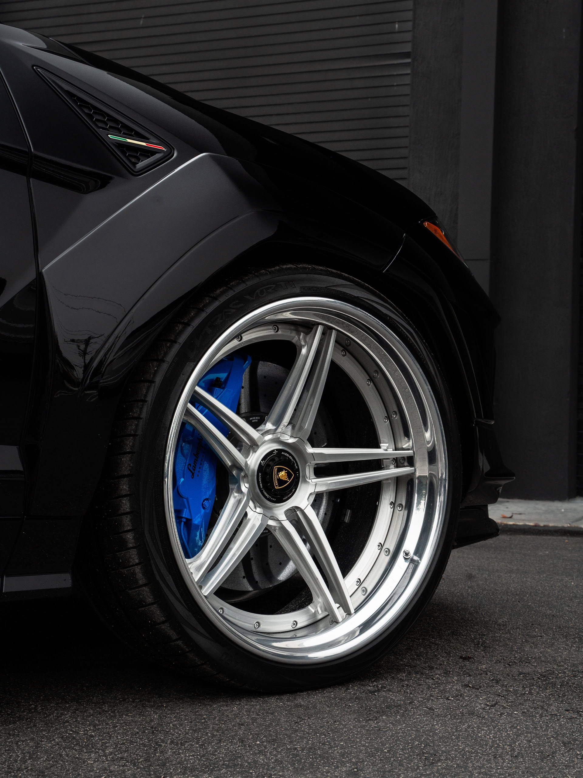Lamborghini Urus S | Nero Noctis | 1016 Vision Widebody | on 1886 XR-003 Wheels | Brushed Clear