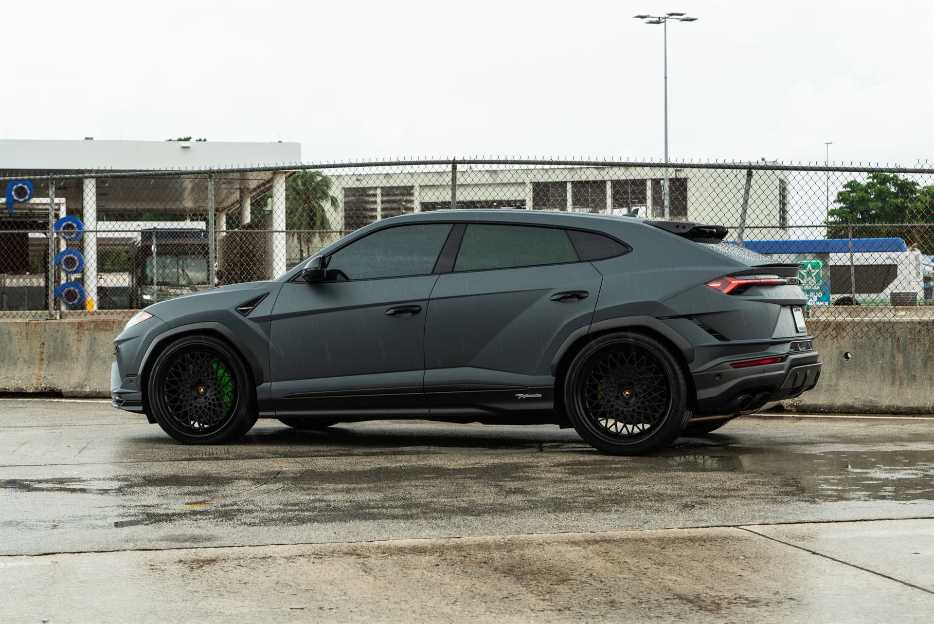 Photo 30 of Lamborghini Urus Performante | Grigio Telesto Matt | on 1886 S009 | Satin Black