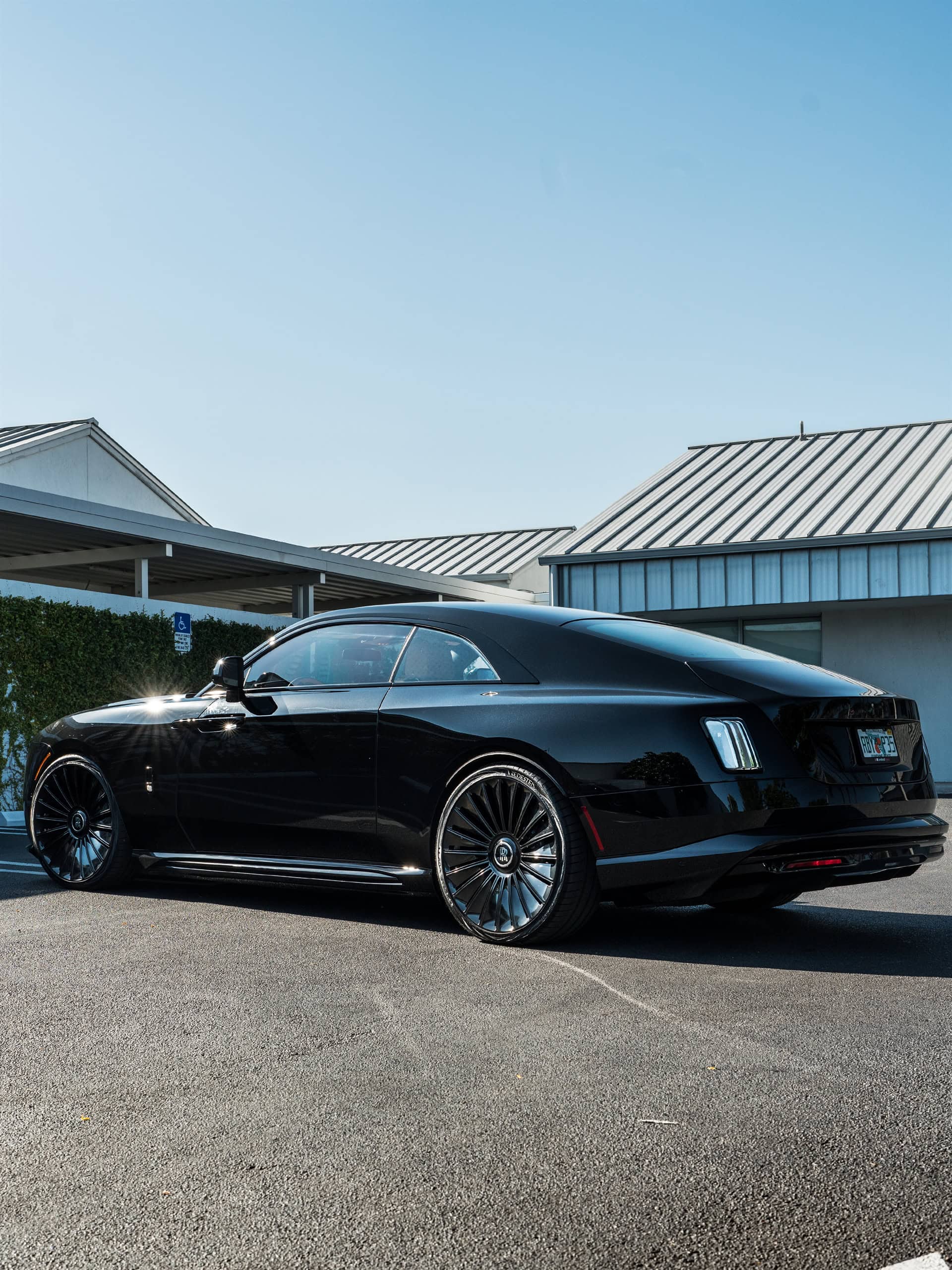a Rolls Royce Spectre | 1886 G100