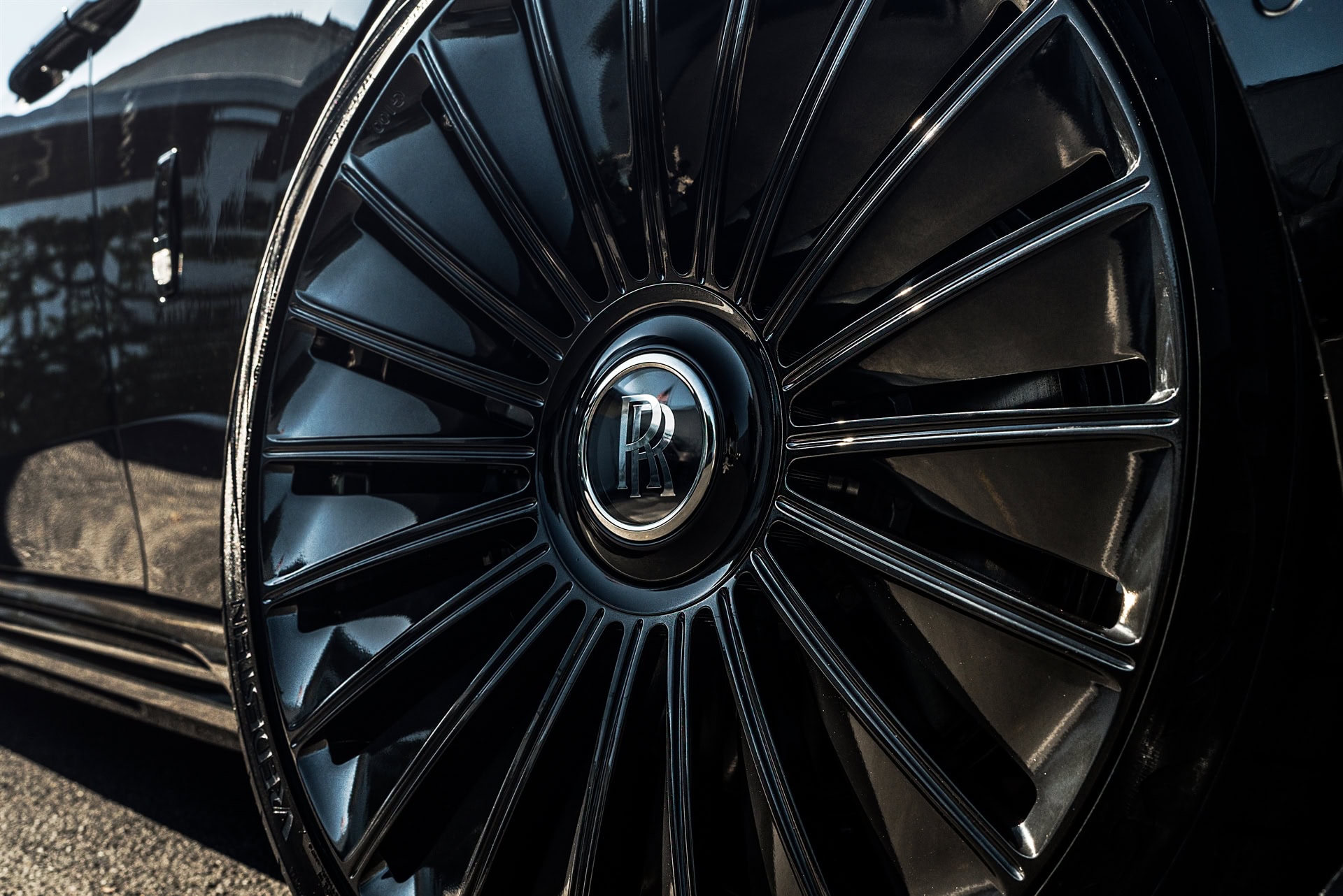 a Rolls Royce Spectre | 1886 G100