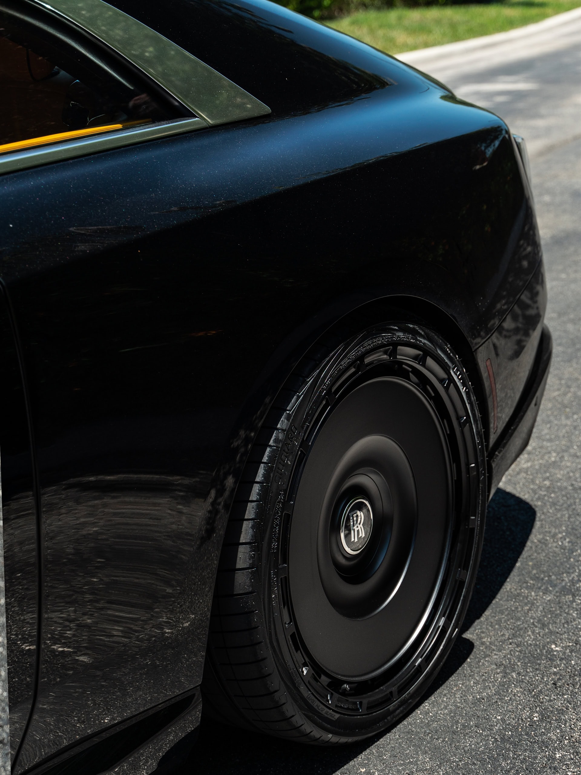 Rolls Royce Spectre | Crystal Over Black | on Novitec SP3 | Satin Black